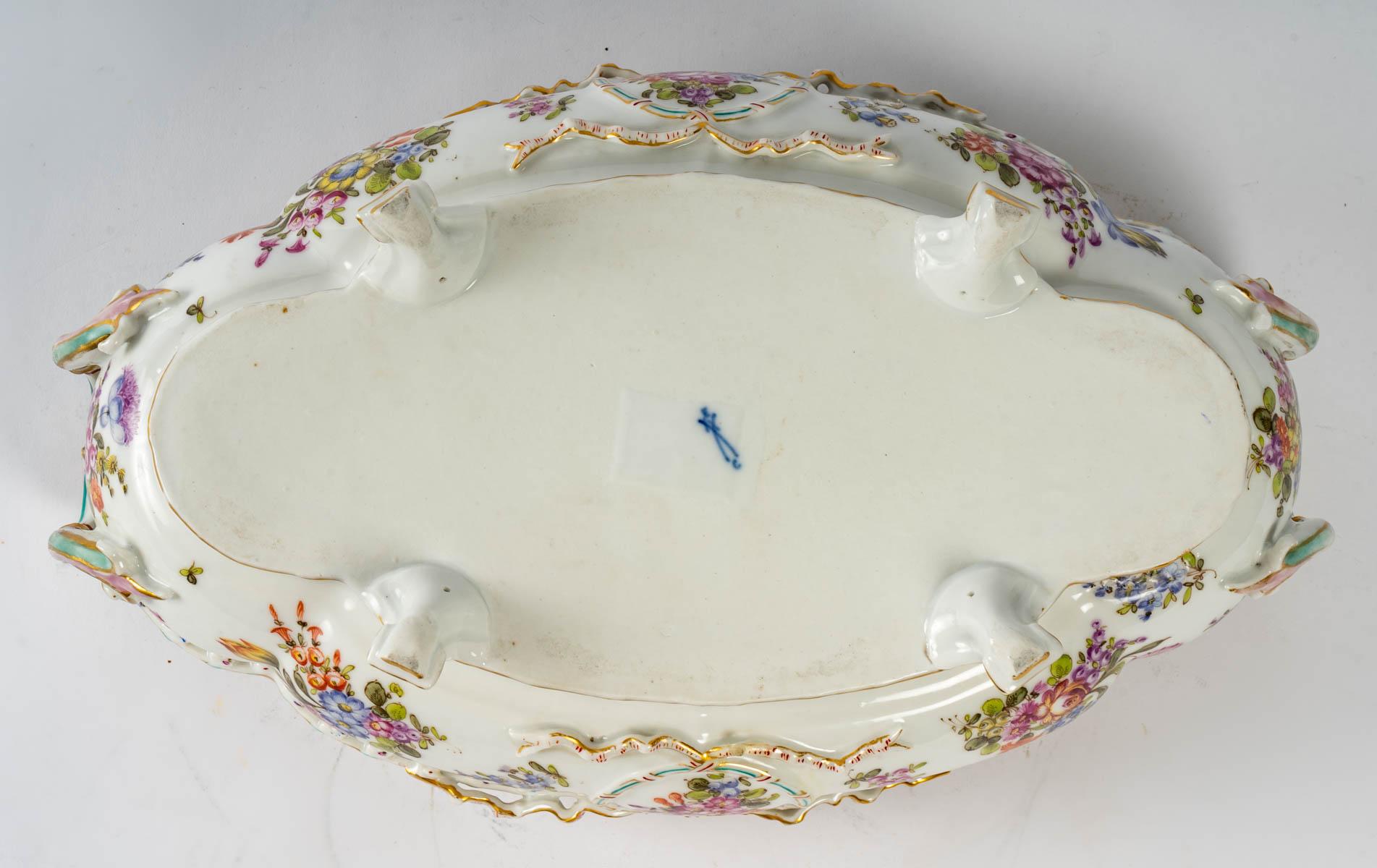 Planter in Saxe Porcelain, 19th Century In Good Condition In Saint-Ouen, FR
