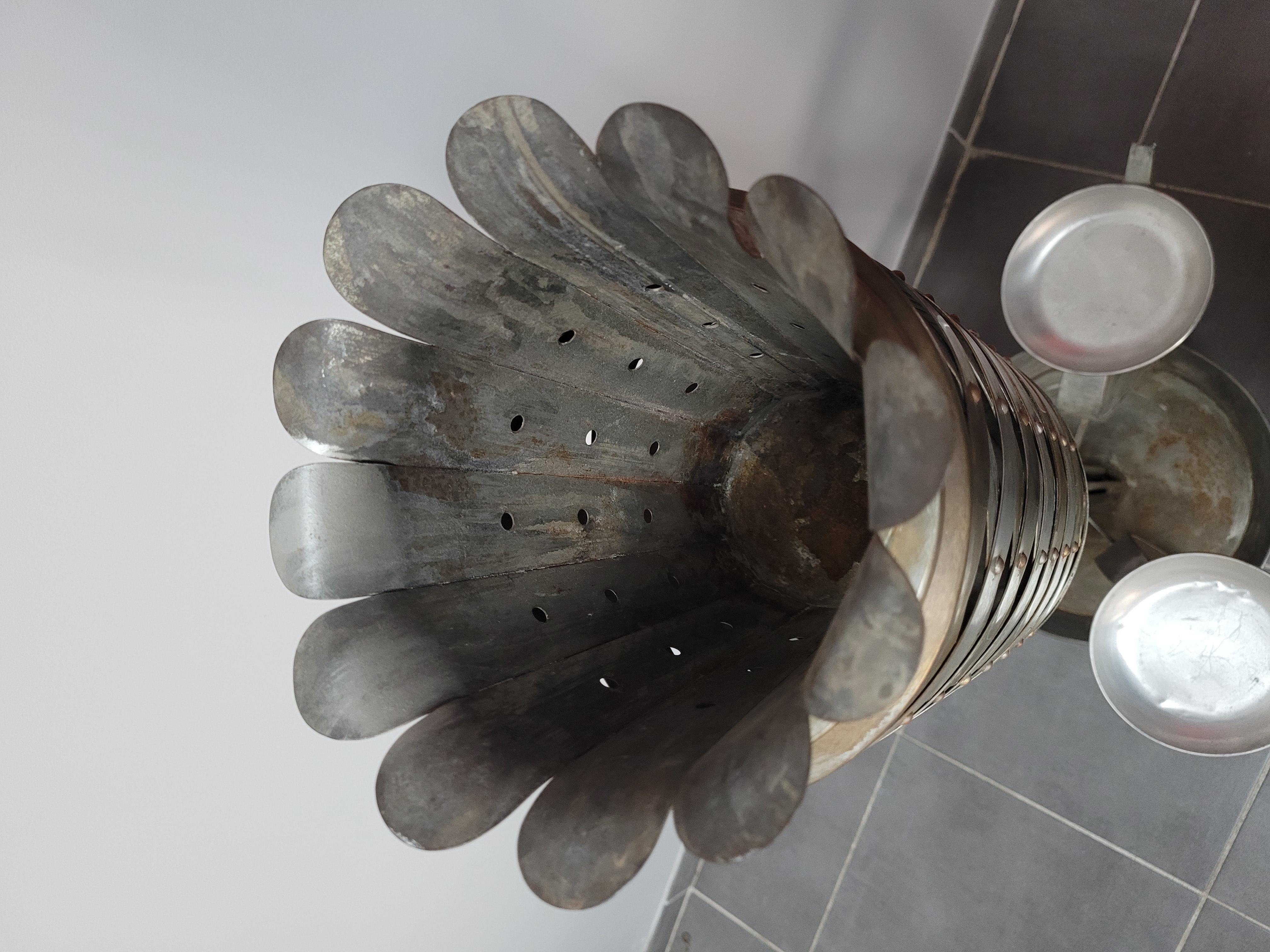 Überraschendes Pflanzgefäß aus goldenem und silbernem Messing, mit 4 Aluminium-'Übertöpfen', 3 außen und 1 innen

Design der 1950er Jahre

Höhe 140cm
Durchmesser 60cm

Kostenloser Versand nach Paris, zu Ihnen oder zu Ihren Versendern