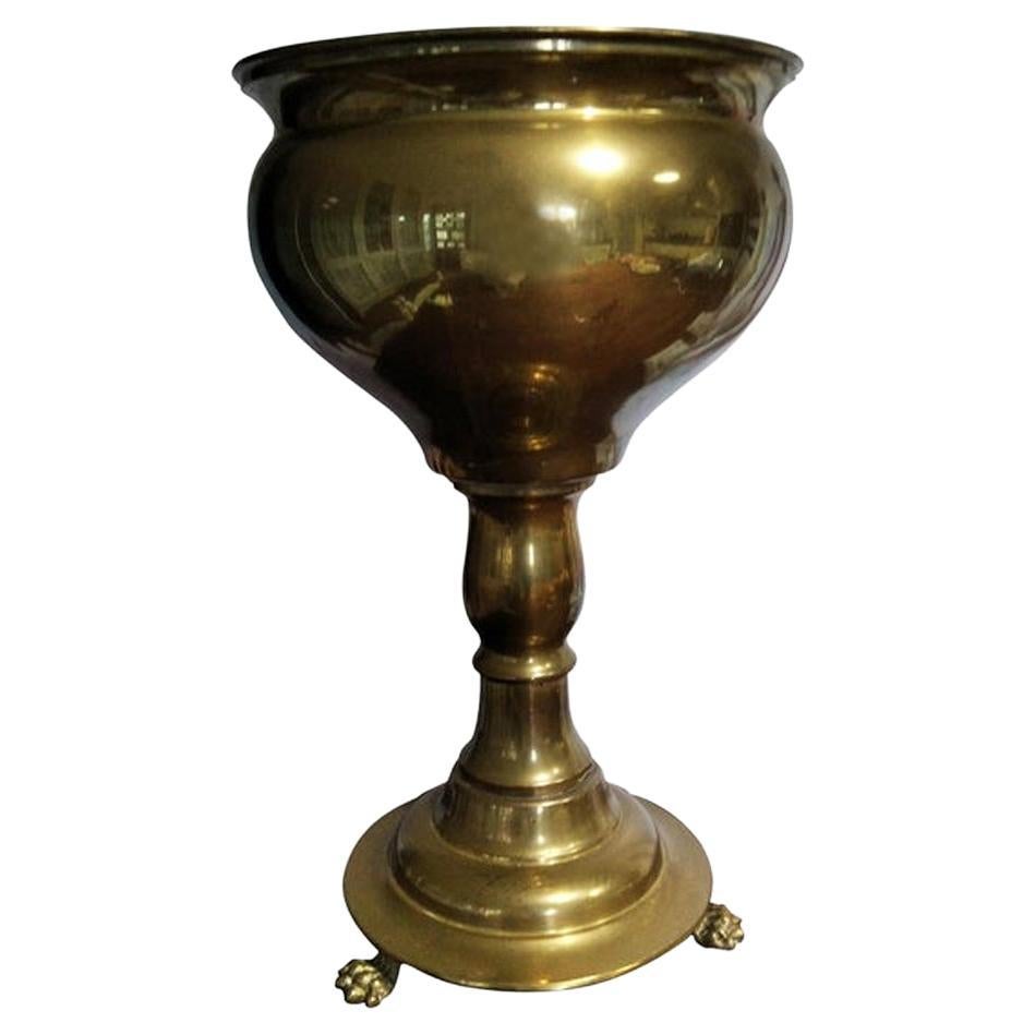 Midcentury brass planter of a large cup.

Elegant midcentury planter made of yellow brass in the shape of a large cup. I
It is perfect to put a large flowerpot or a floral center, as a centerpiece or to place it on the floor or on a