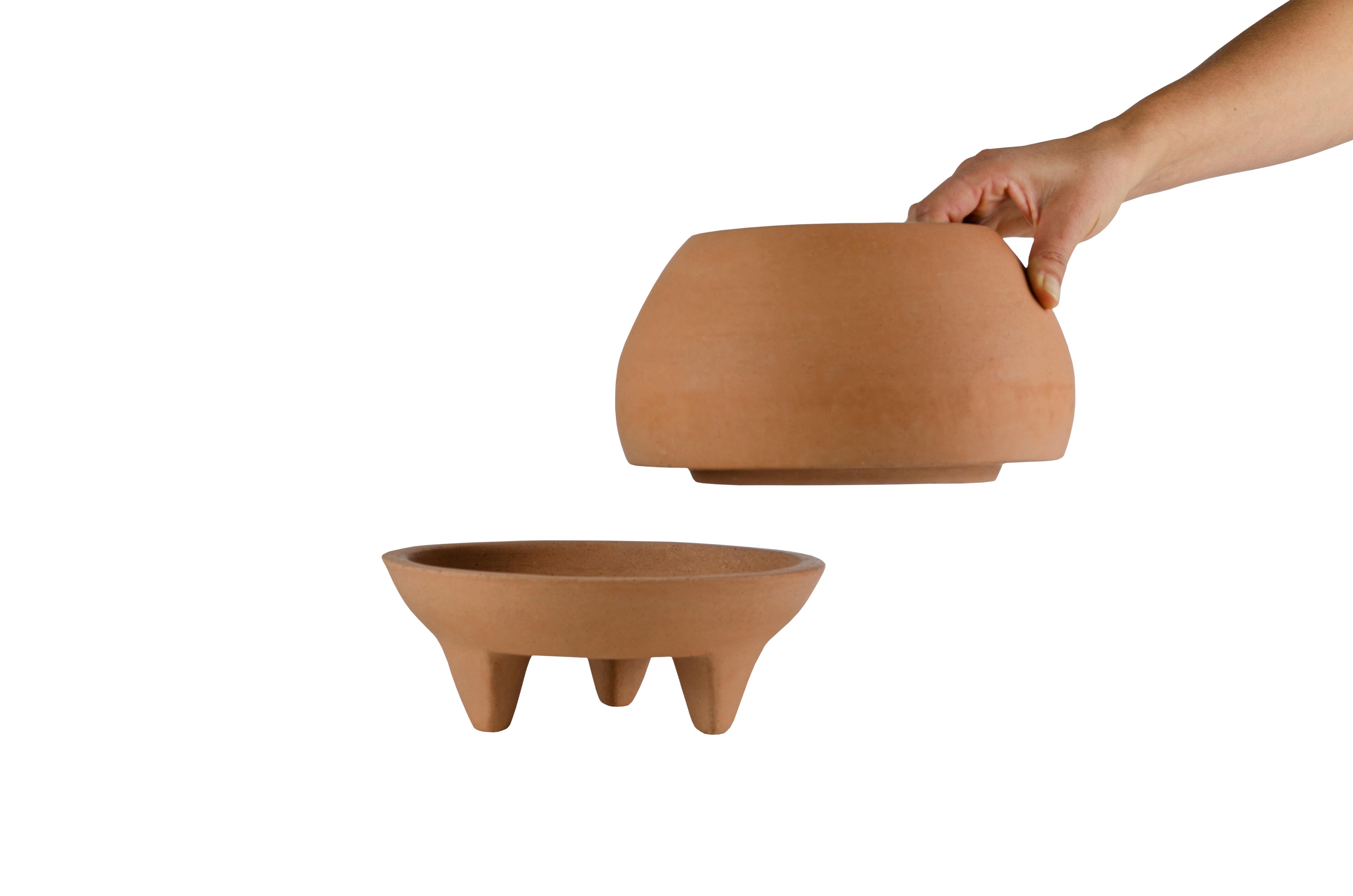 Mercedes planter pot is inspired by one of the most representative pre-Hispanic utensils of traditional Mexican cuisine: The molcajete. This set of 2 pieces (planter pot + drop pleate) is ideal for both indoors and outdoors. Each of the pieces can