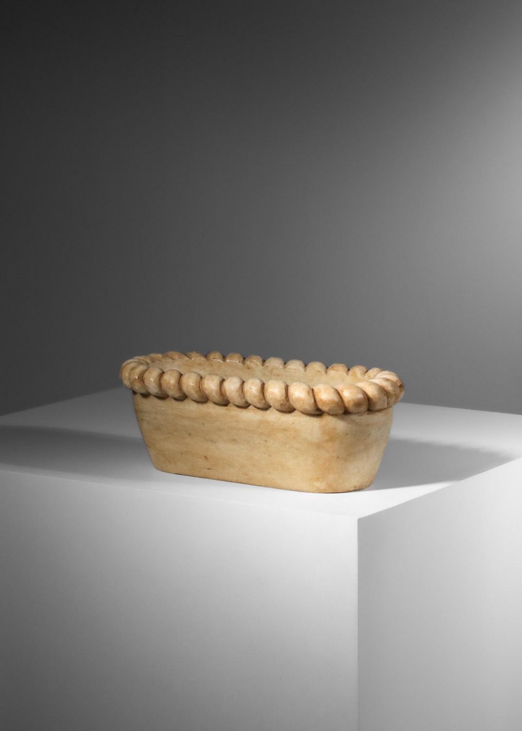 French jardinière-shaped bowl from the '50s. Entirely in beige marble, decorated with a twisted crown on the top of the bowl. Very fine vintage condition, with slight traces of age and use (see photos). 