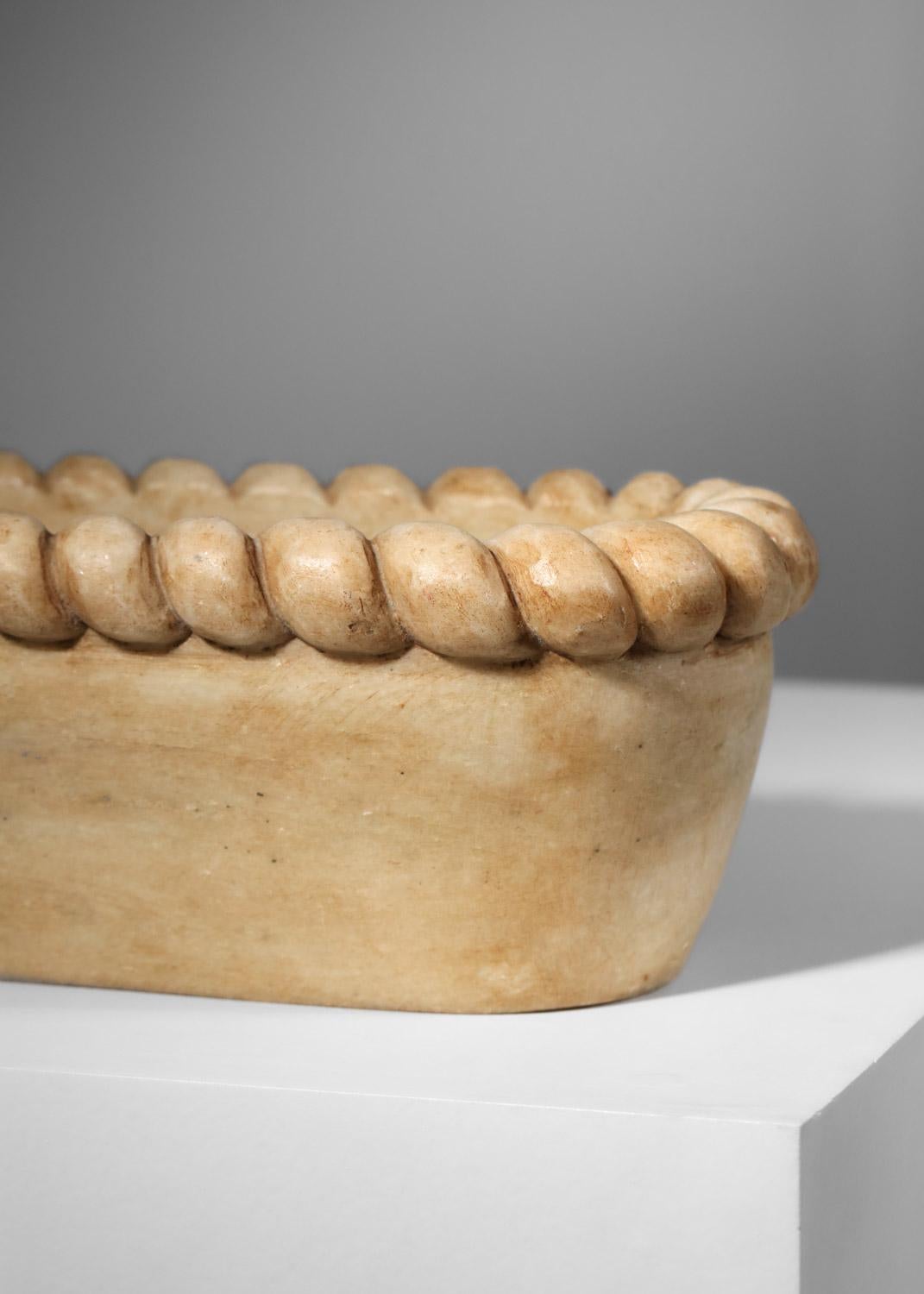 French Planter-shaped bowl in beige marble with twisted crown For Sale