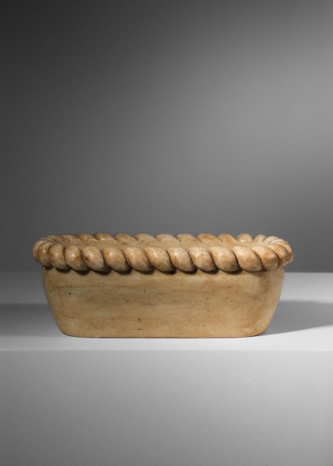 Mid-20th Century Planter-shaped bowl in beige marble with twisted crown For Sale