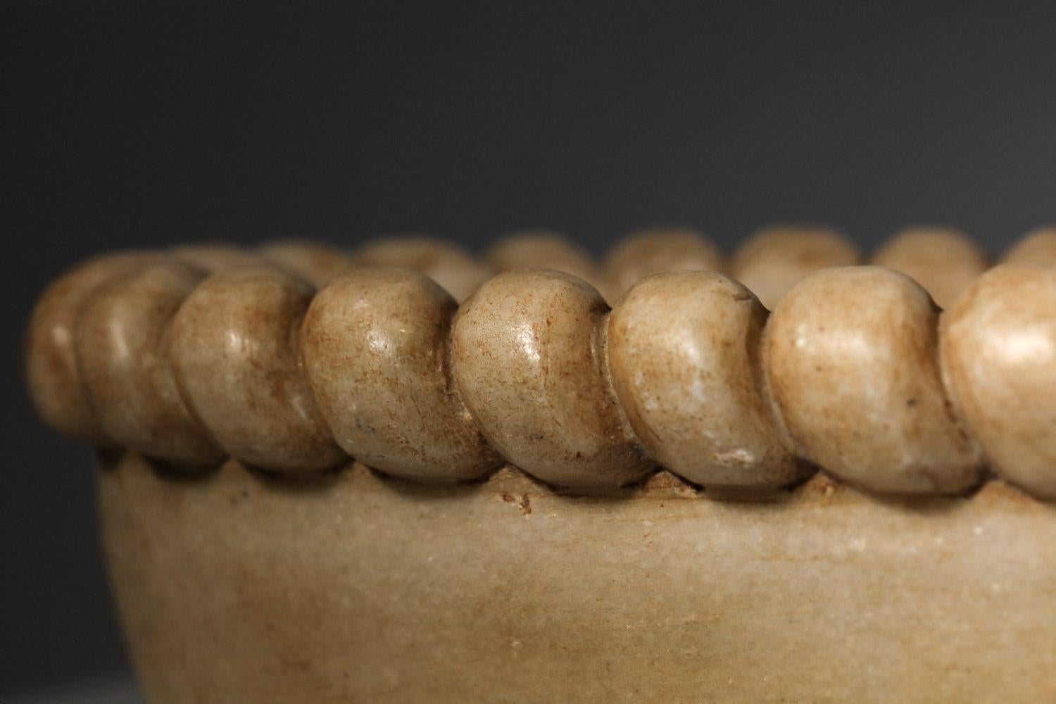 Planter-shaped bowl in beige marble with twisted crown For Sale 1