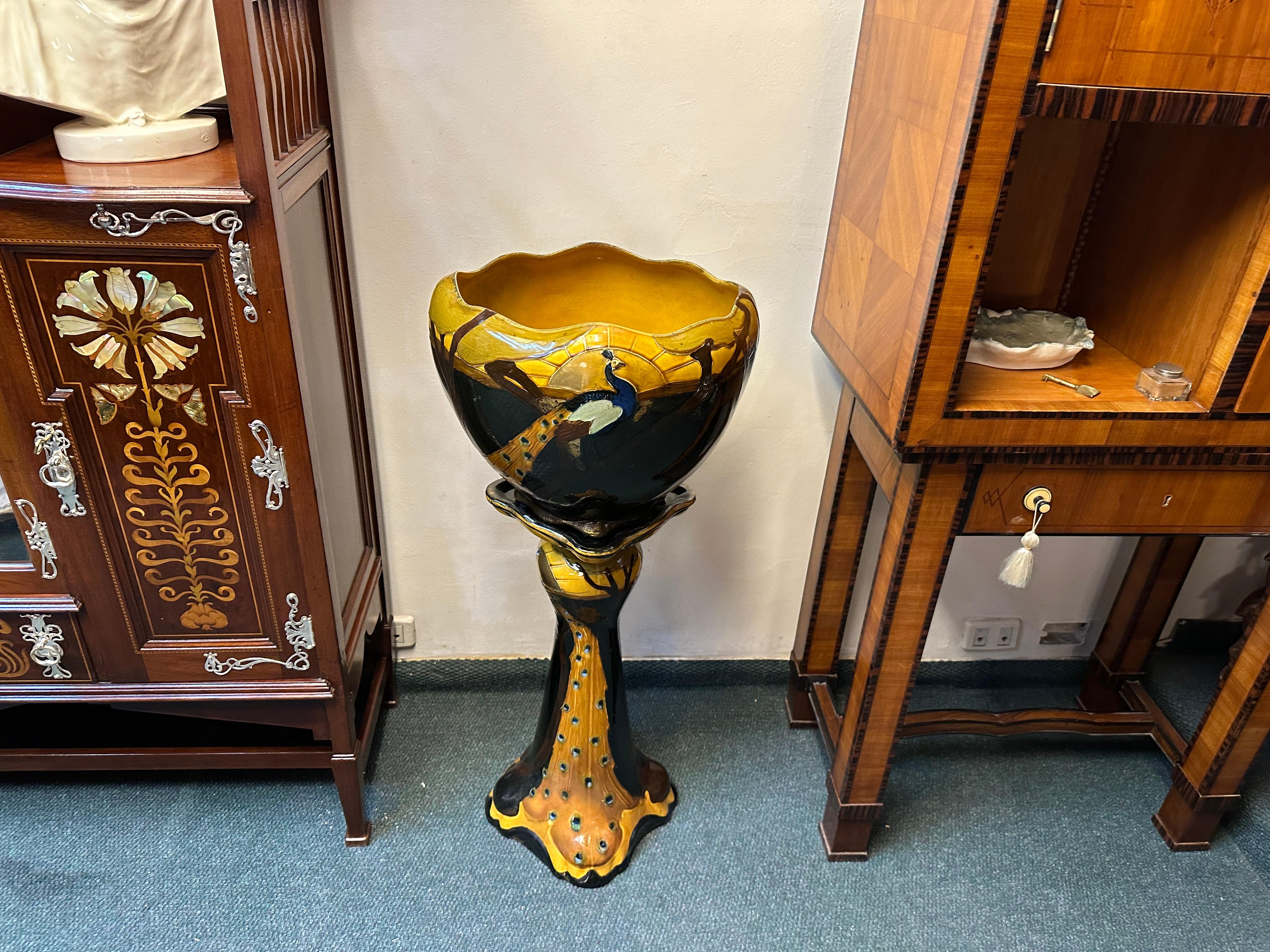 Segno: Phoenix Wake Made in England T.F. & S.L. T. (F. Thomas Forrester and sons).
Thomas Forester
Figlio di un manager di Minton, Thomas Forester & Sons ha imparato a lavorare nella produzione di ceramica durante i primi anni di lavoro presso
