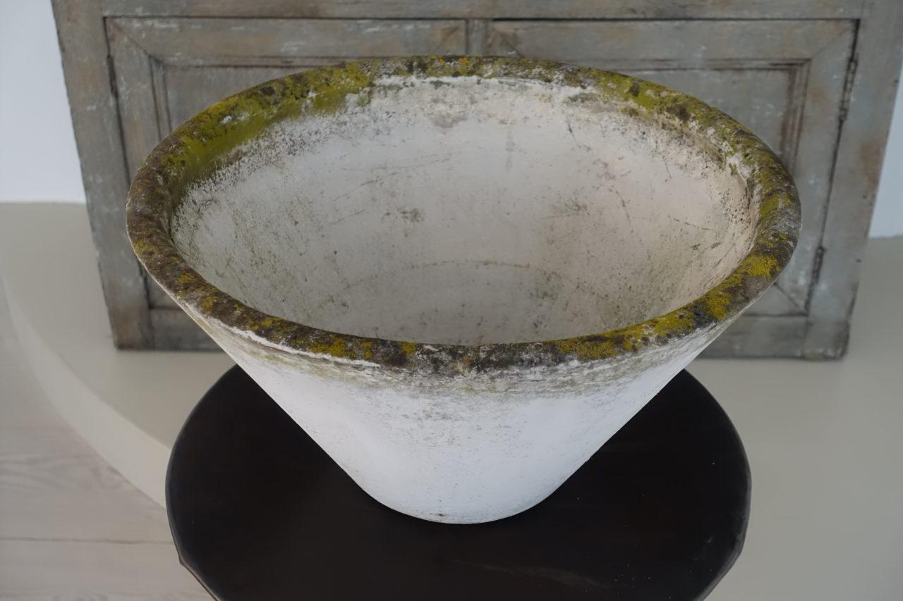 Elegant and sought after garden planter / jardiniere, designed by Willy Guhl. An organic large conical shaped pot, with fantastic patina from wind and weather. Produced in fibre cement at Eternit Schweiz AG back in the 1960s.

Willy Guhl was a