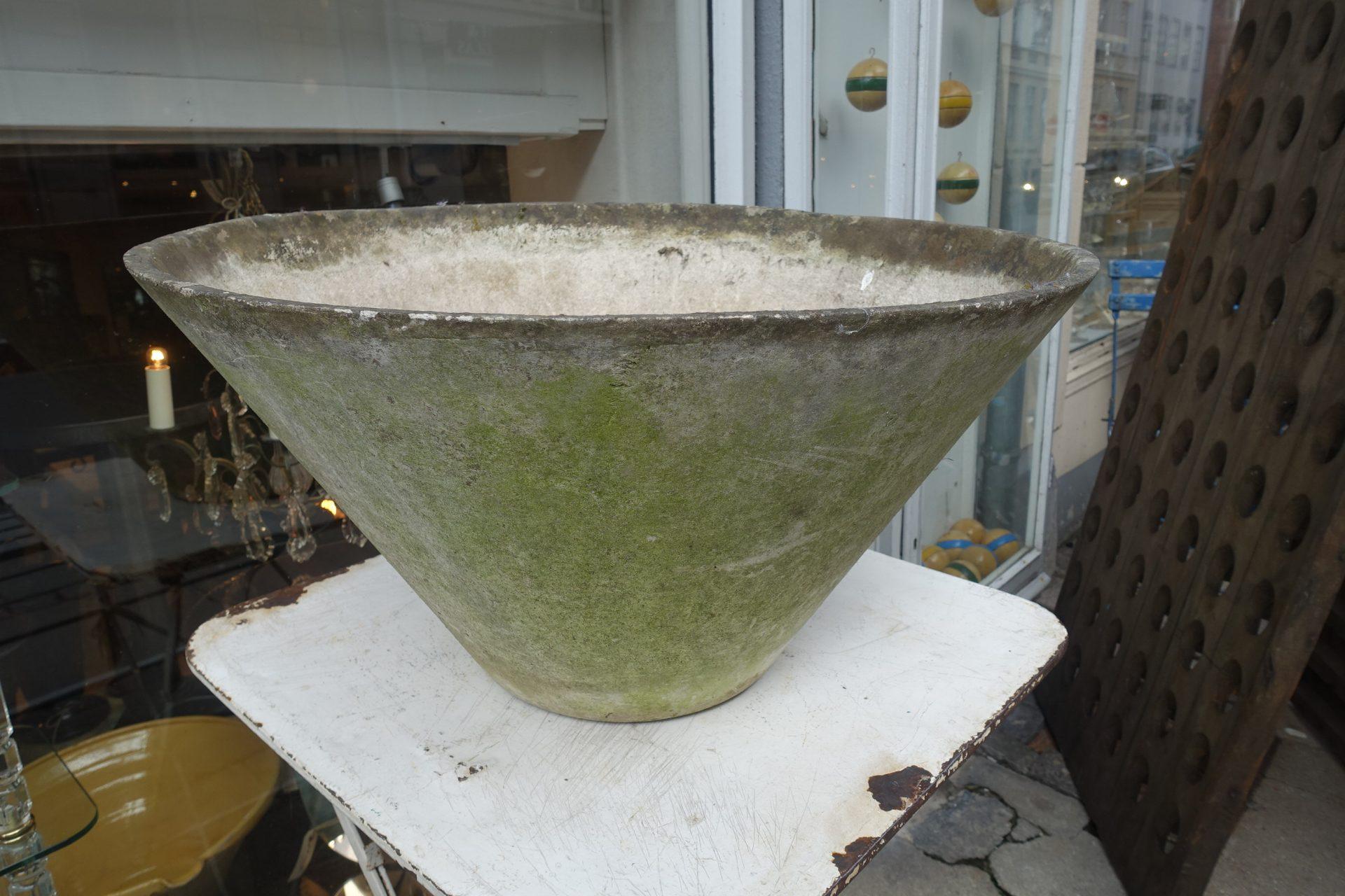 Elegant and sought after garden planter / jardinière, designed by Willy Guhl. An organic large conical shaped pot, with fantastic patina from wind and weather. Produced in fibre cement at Eternit Schweiz AG back in the 1960s.

Willy Guhl was a