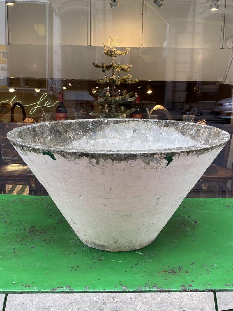Large and beautiful old garden pot / jardiniere, by the legendary Swiss designer Willy Guhl. A good conical design and with fantastic weathered patina. Produced at Eternit Schweiz AG in fibre cement back in the 1960s.

Willy Guhl was the renowned