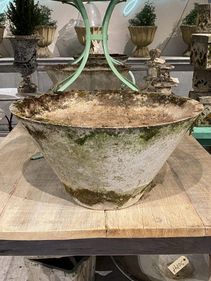 Large and beautiful old garden pot / jardiniere, by the legendary Swiss designer Willy Guhl. A good conical design and with fantastic weathered patina. Produced at Eternit Schweiz AG in fibre cement back in the 1960s.

Willy Guhl was the renowned