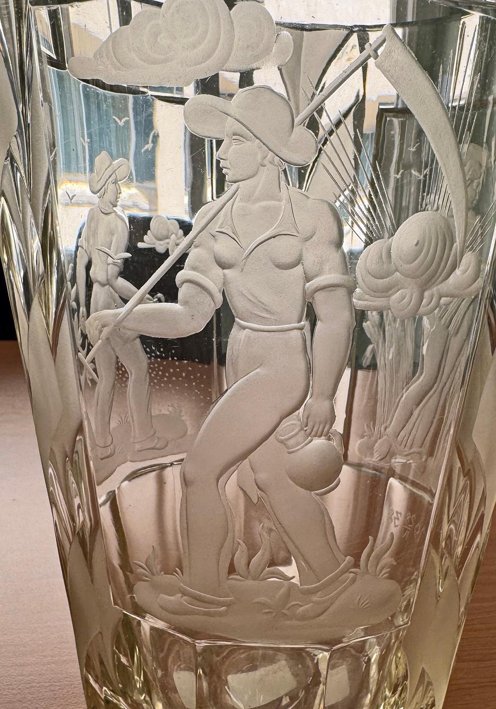 „Pflanz und Ernte“, bedeutende gravierte Art-Déco-Glasvase mit Gravur von Lejsek im Zustand „Hervorragend“ im Angebot in Philadelphia, PA