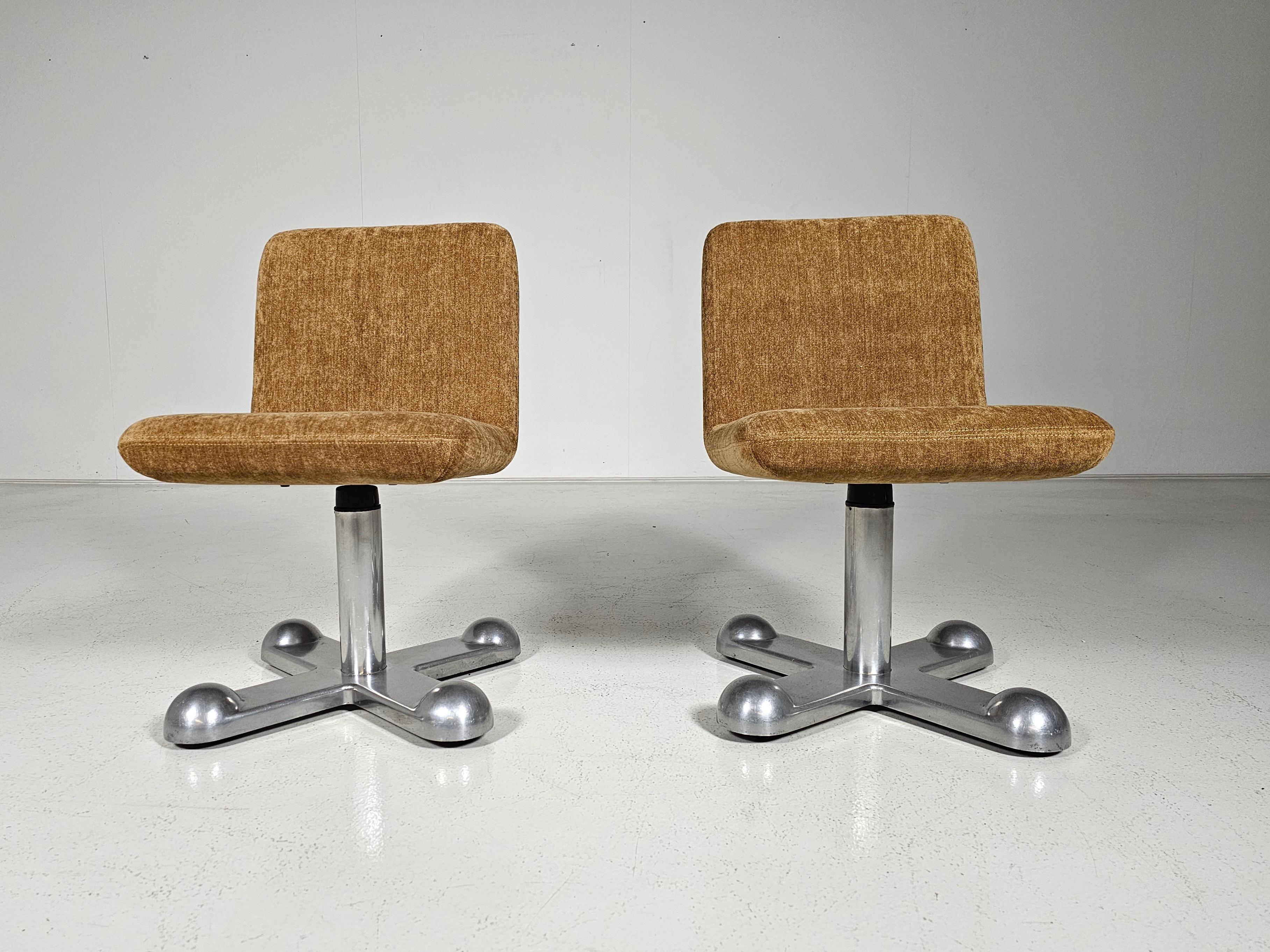 Sillas de escritorio Planula, Perry King y Santiago Miranda para Planula, atribuidas a Ettore Sottsass, Italia, años 70, lote de 2.

Estas raras sillas de oficina tienen una estética muy marcada que es sinónimo del mobiliario de oficina italiano de