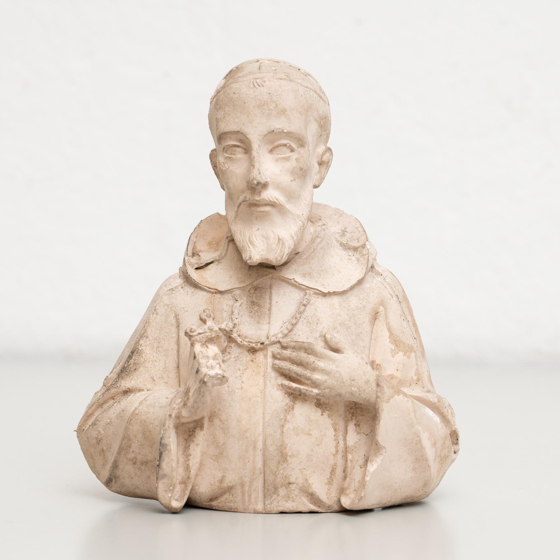 Figure religieuse traditionnelle en plâtre représentant un saint.  Fabriqué dans un atelier catalan traditionnel à Olot, en Espagne, vers 1950.  En état d'origine, avec une usure mineure conforme à l'âge et à l'utilisation, préservant une belle