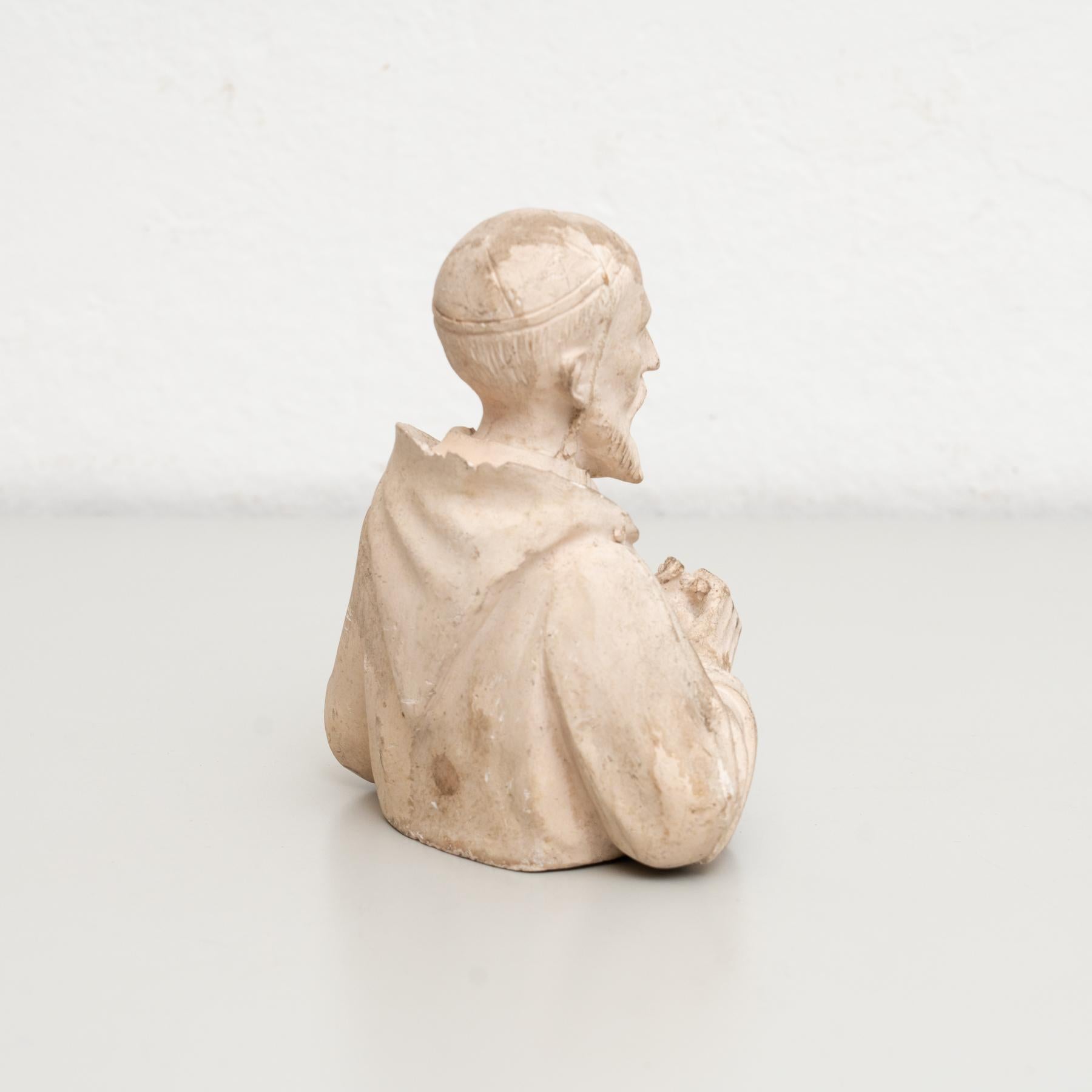 Milieu du XXe siècle Figure traditionnelle de saint en plâtre, vers 1950 en vente