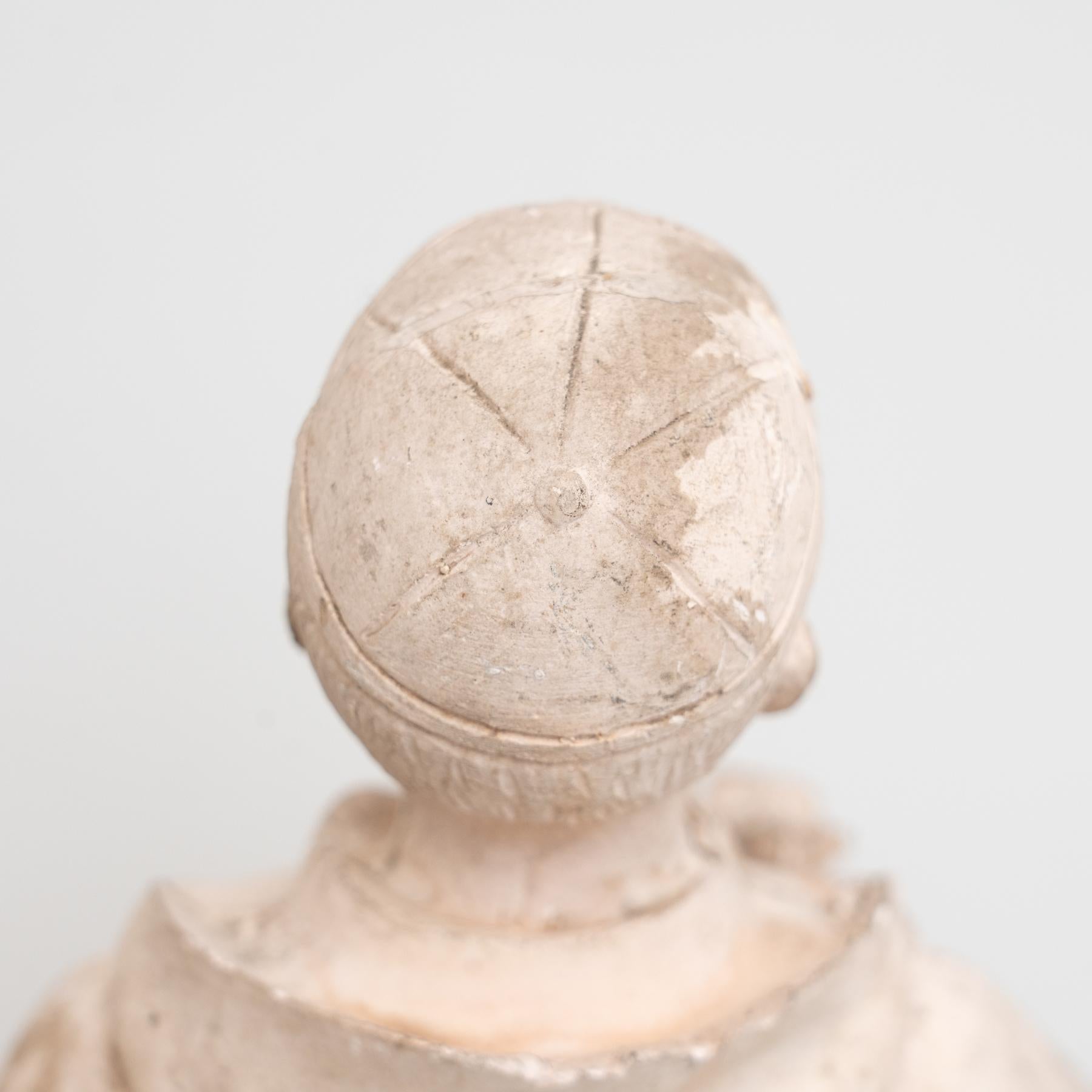 Figure traditionnelle de saint en plâtre, vers 1950 en vente 1