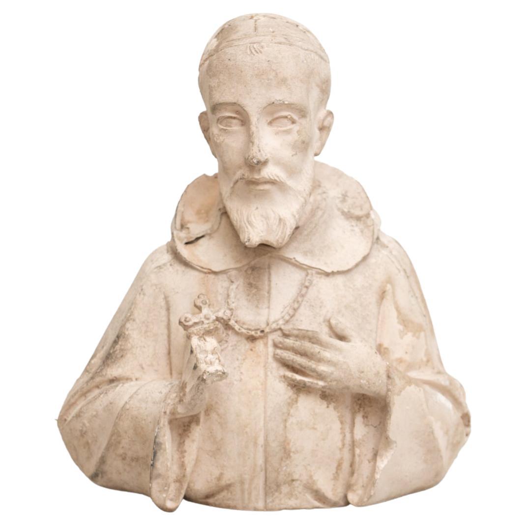 Figure traditionnelle d'un saint en plâtre, datant d'environ 1950 en vente