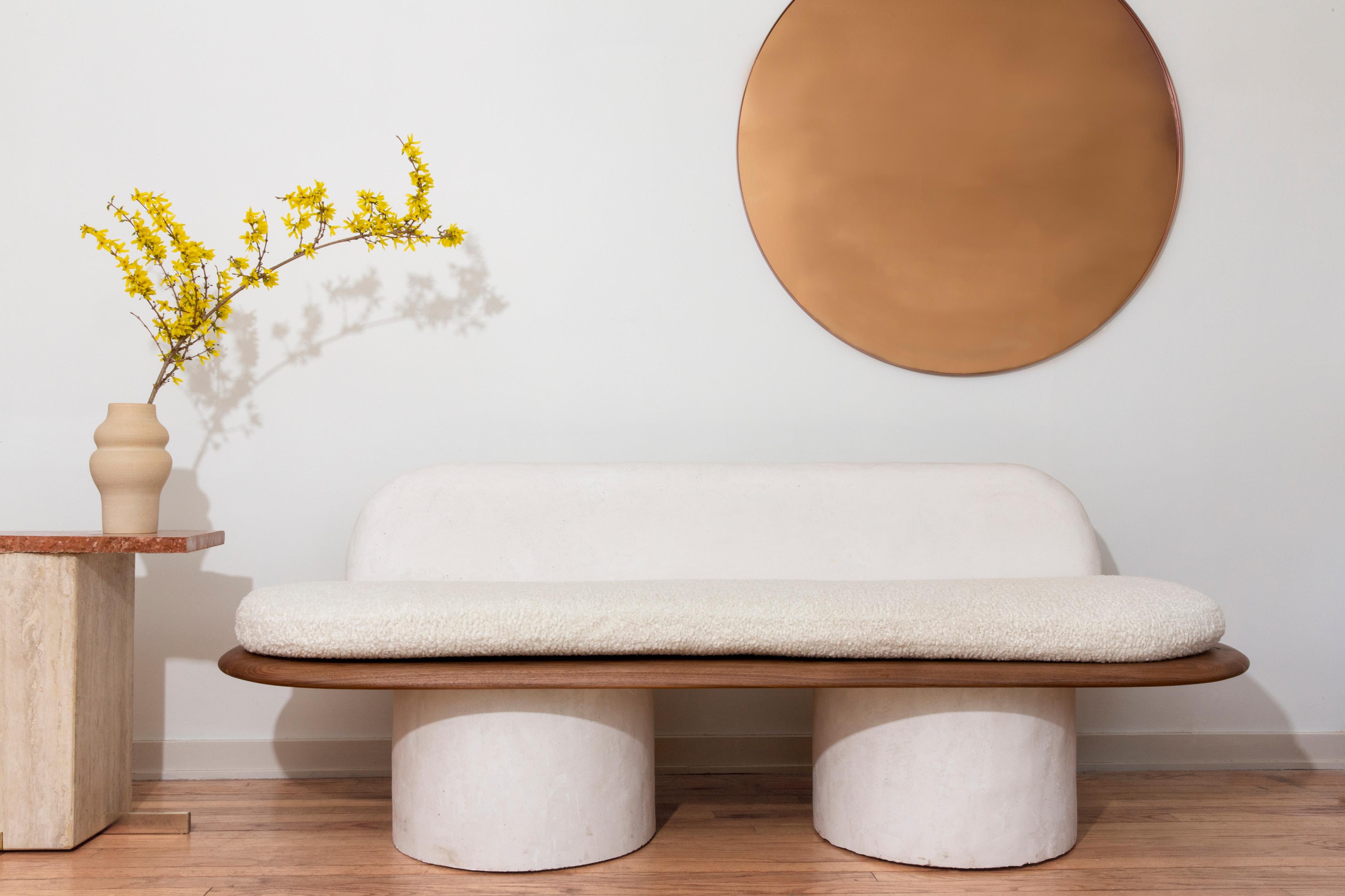 Das Pillar-Sofa von Jackrabbit Studio ist ein elegantes, minimalistisches Möbelstück, das aus einer handgeputzten Rückenlehne und einem Sockel mit einer dünnen Sitzfläche aus schwarzem Walnussholz und gepolsterten Bouclé-Kissen besteht. Inspiriert