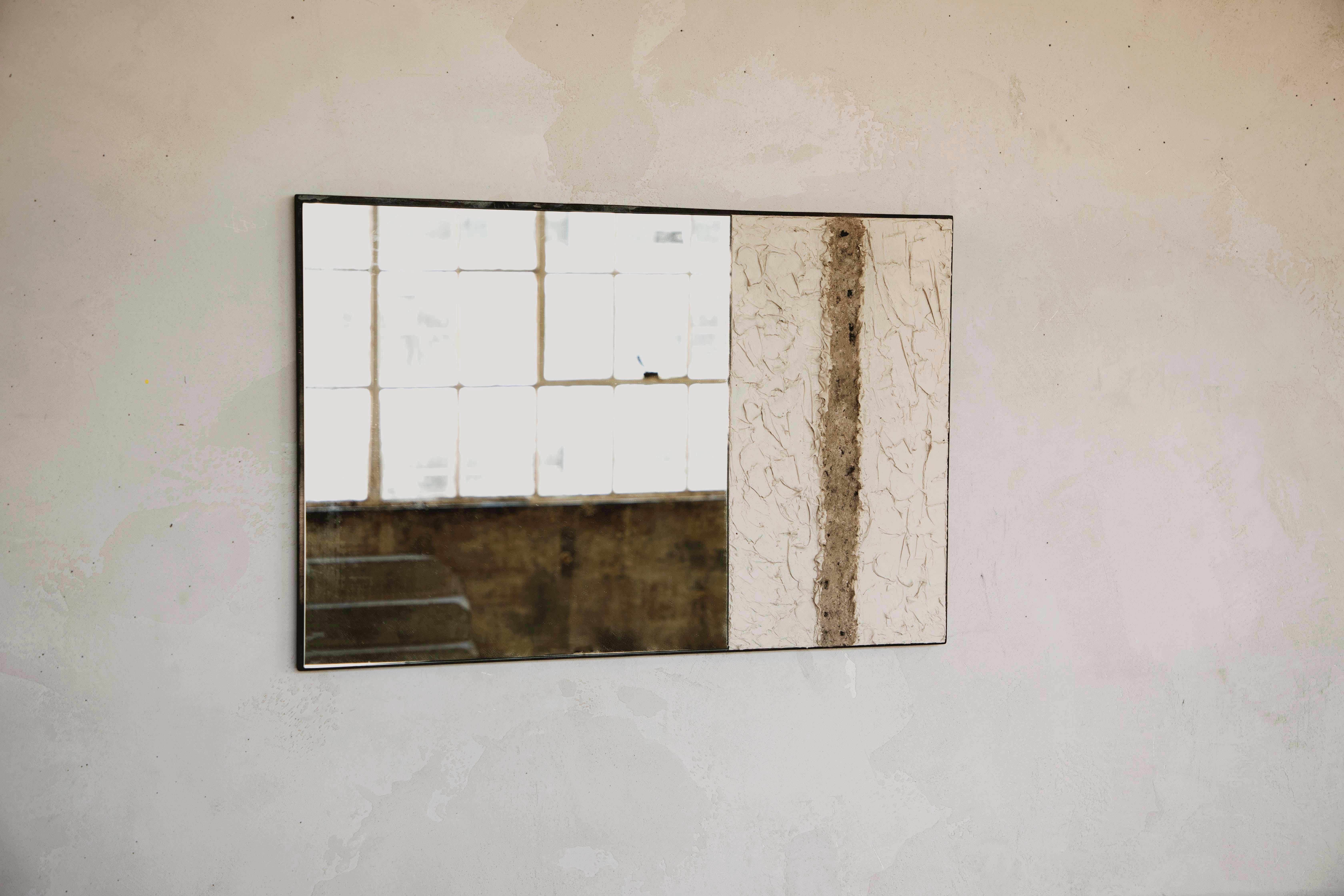 Américain Miroir en plâtre et frêne brûlé, contemporain, sculptural, minimaliste, Pompeii II en vente