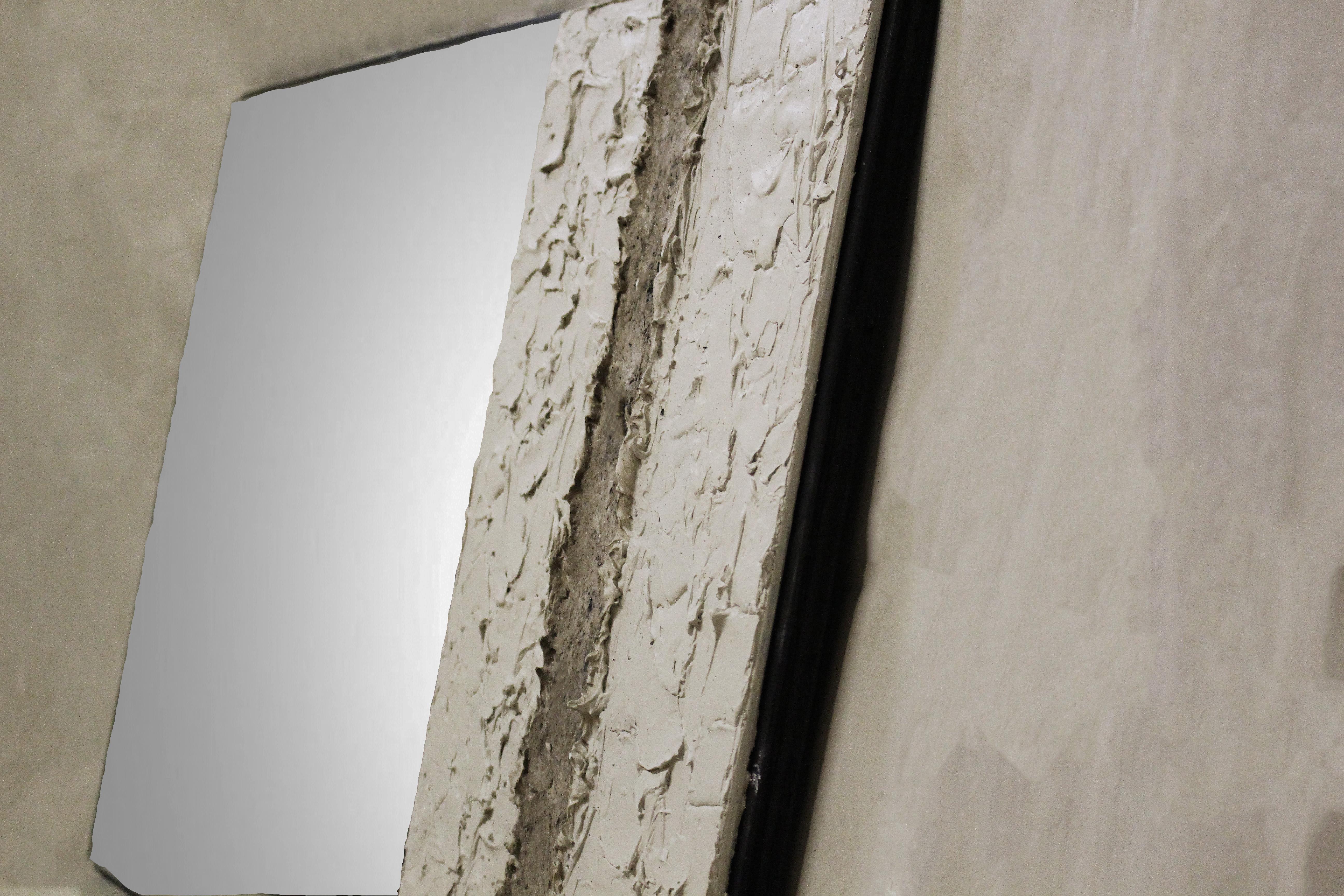 Miroir en plâtre et frêne brûlé, contemporain, sculptural, minimaliste, Pompeii II Neuf - En vente à Goshen, NY