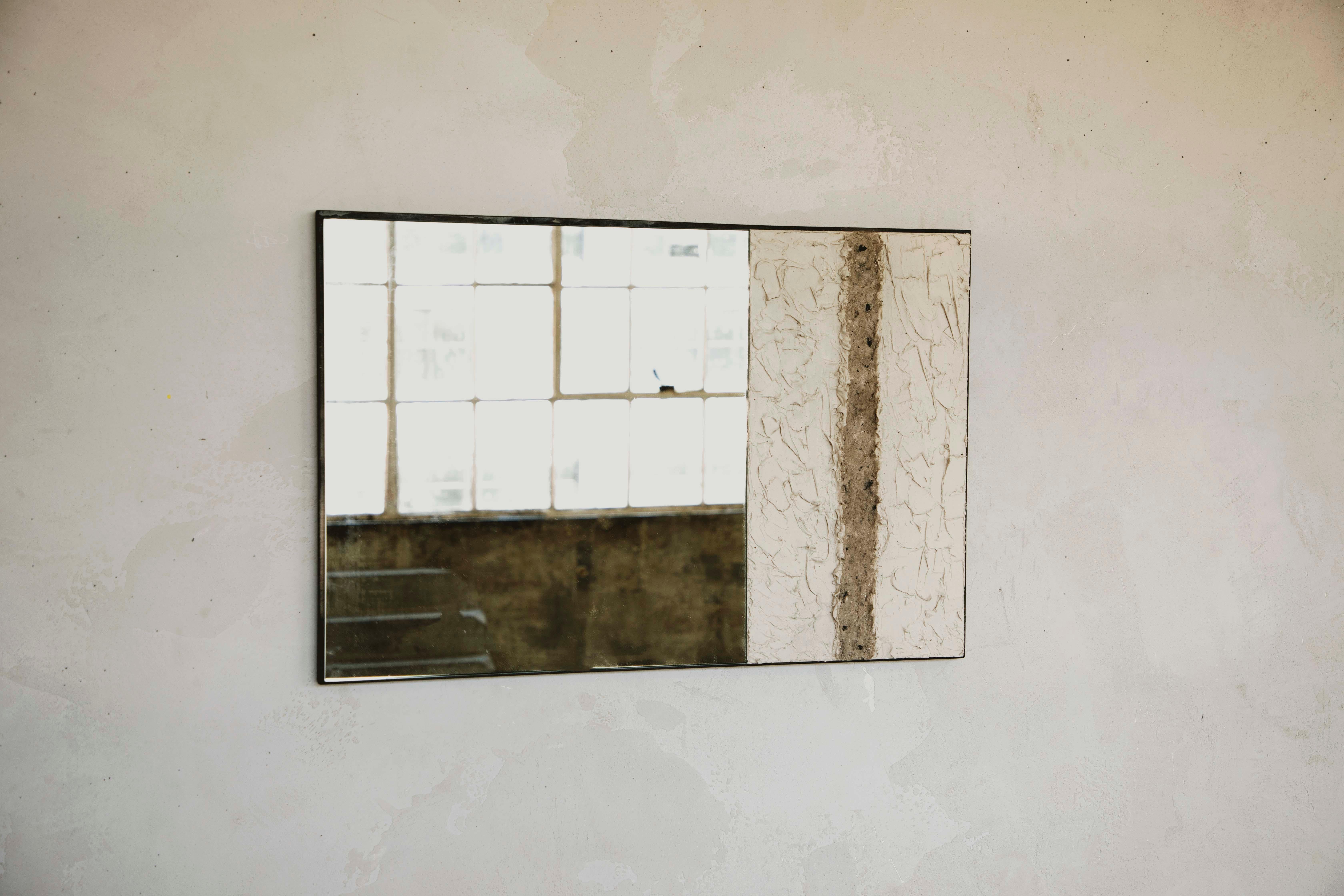 XXIe siècle et contemporain Miroir en plâtre et frêne brûlé, contemporain, sculptural, minimaliste, Pompeii II en vente
