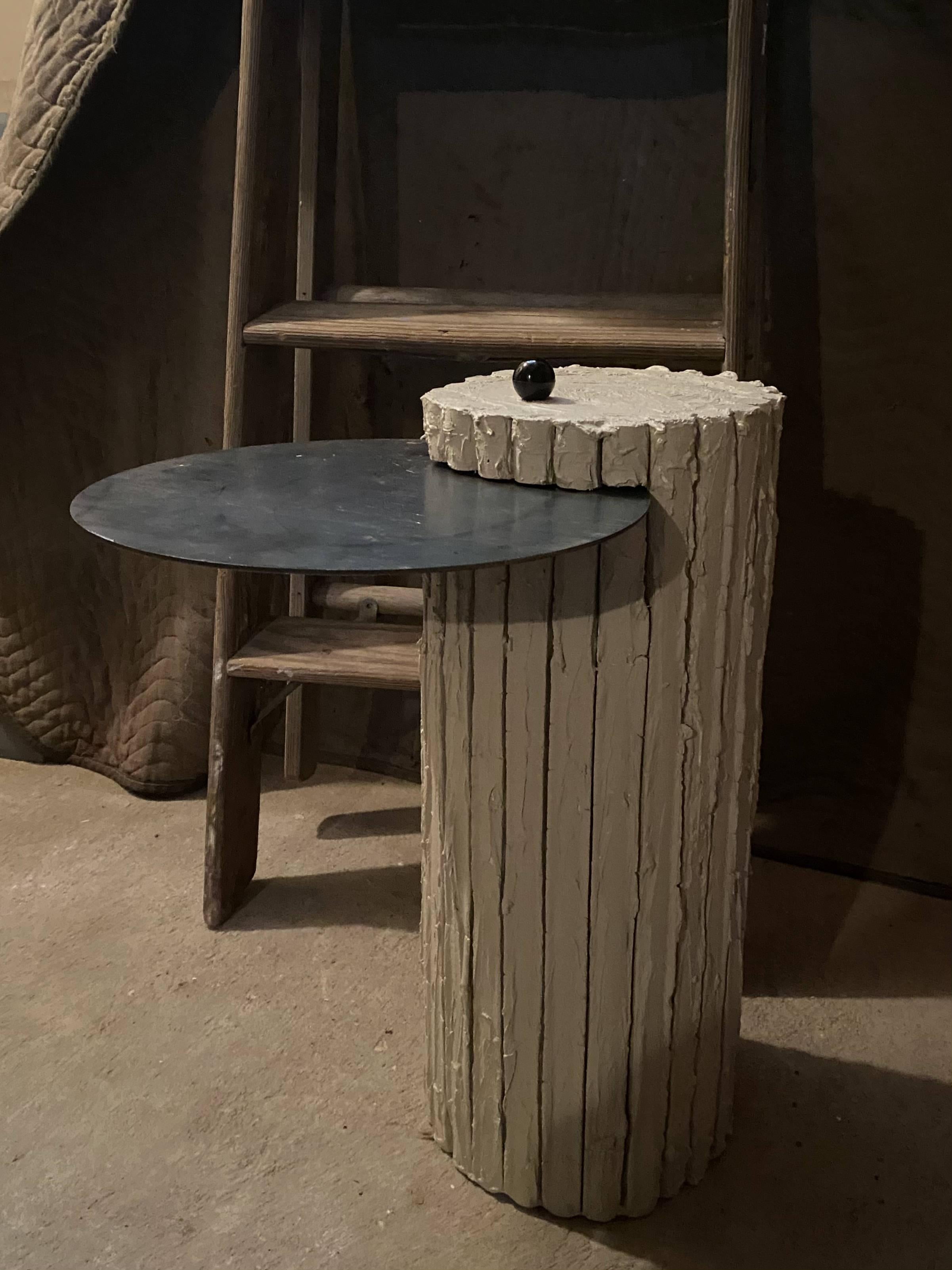 XXIe siècle et contemporain Table à boire en plâtre et acier, contemporaine, sculpturale, à pilier en vente