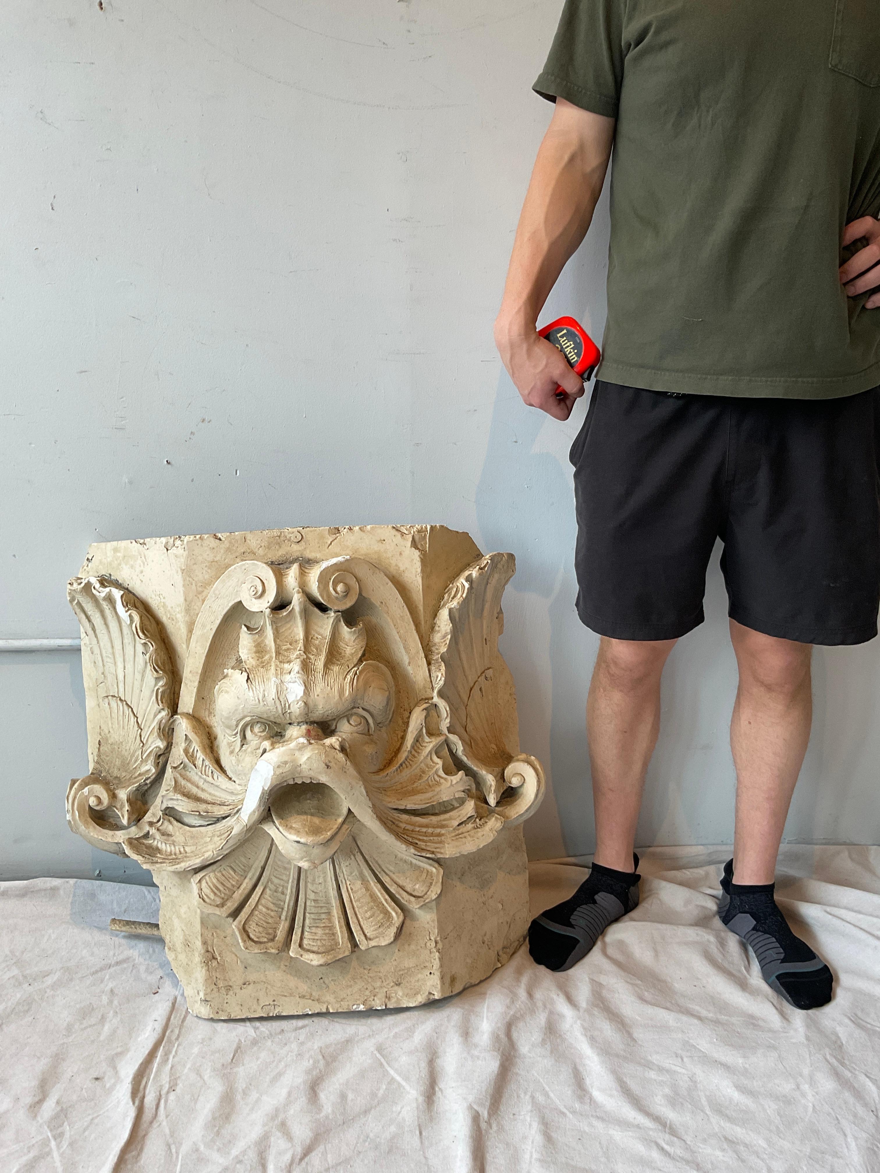 Pieza arquitectónica de escayola de un delfín procedente de un teatro principios del siglo XX en venta