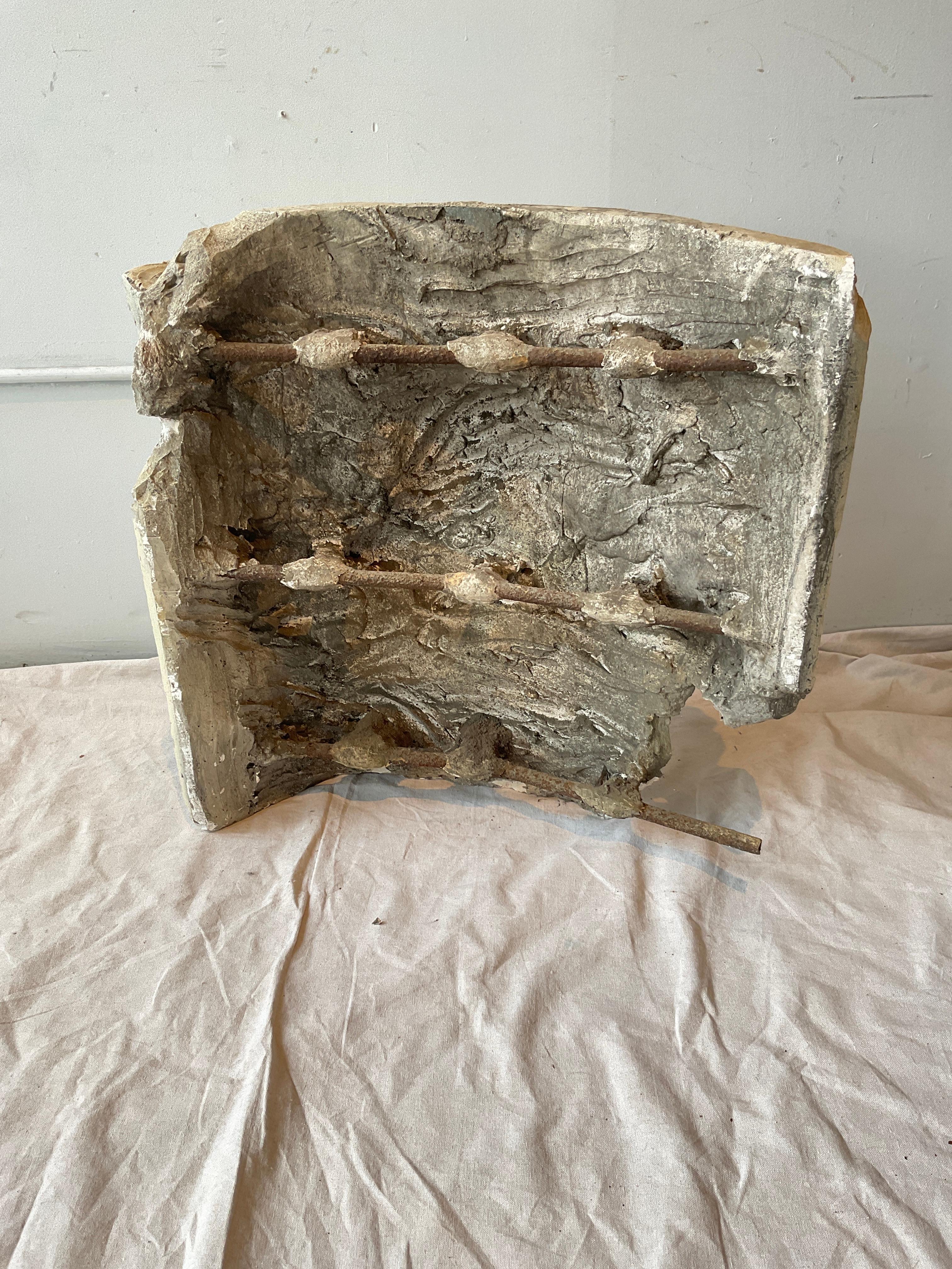 Pieza arquitectónica de escayola de un delfín procedente de un teatro en venta 1
