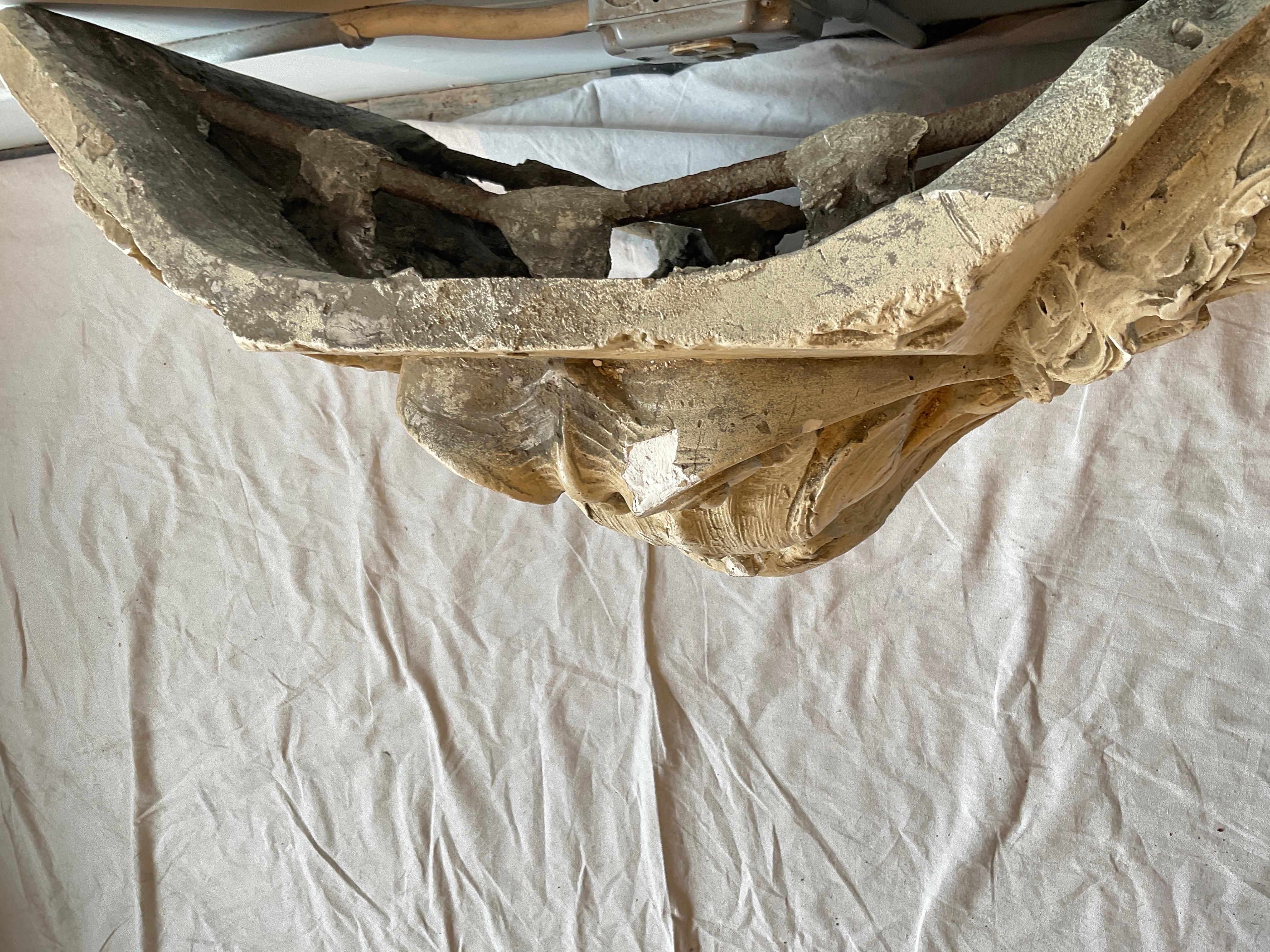 Pieza arquitectónica de escayola de un delfín procedente de un teatro en venta 4