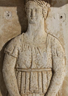 Bas-relief en plâtre représentant une femme avec une hache, années 1920/30
