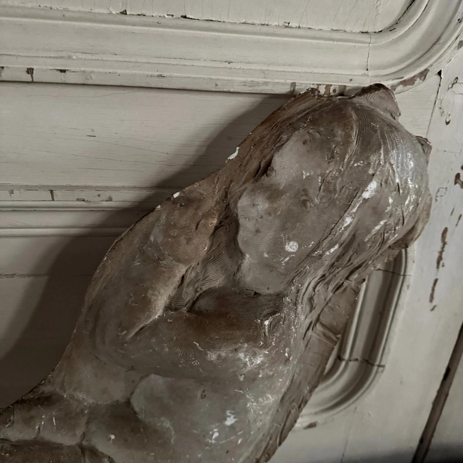 Plaster bas-relief of a baby, attributed to Charles Filleul. im Angebot 3