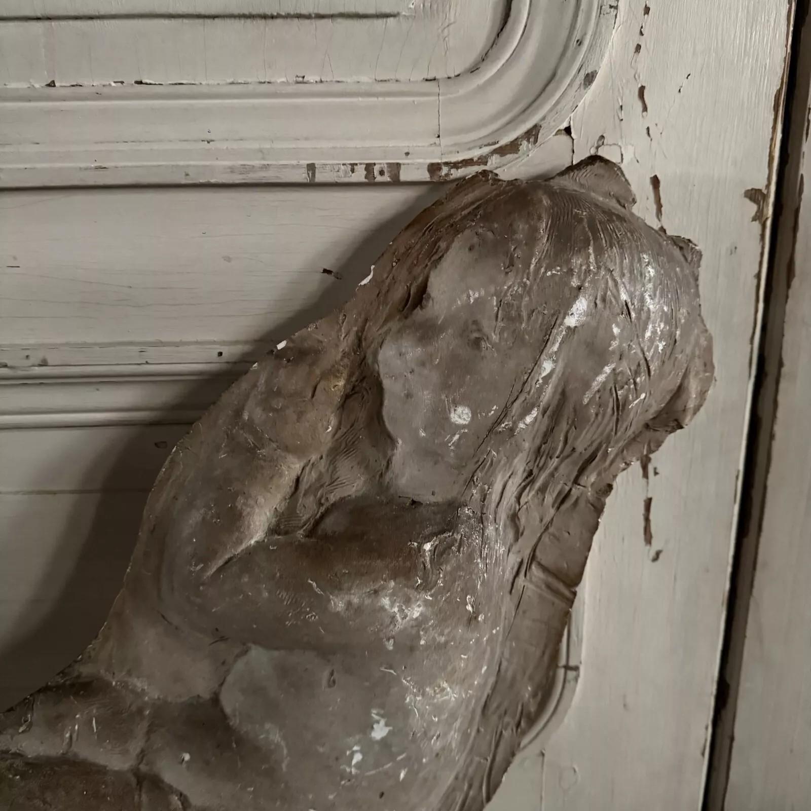 This plaster bas-relief is a workshop piece by Charles Filleul, likely a preparatory work for a larger sculpture. It is finely executed and shows quality craftsmanship.

Please note numerous chips and losses. Nonetheless, the piece remains in