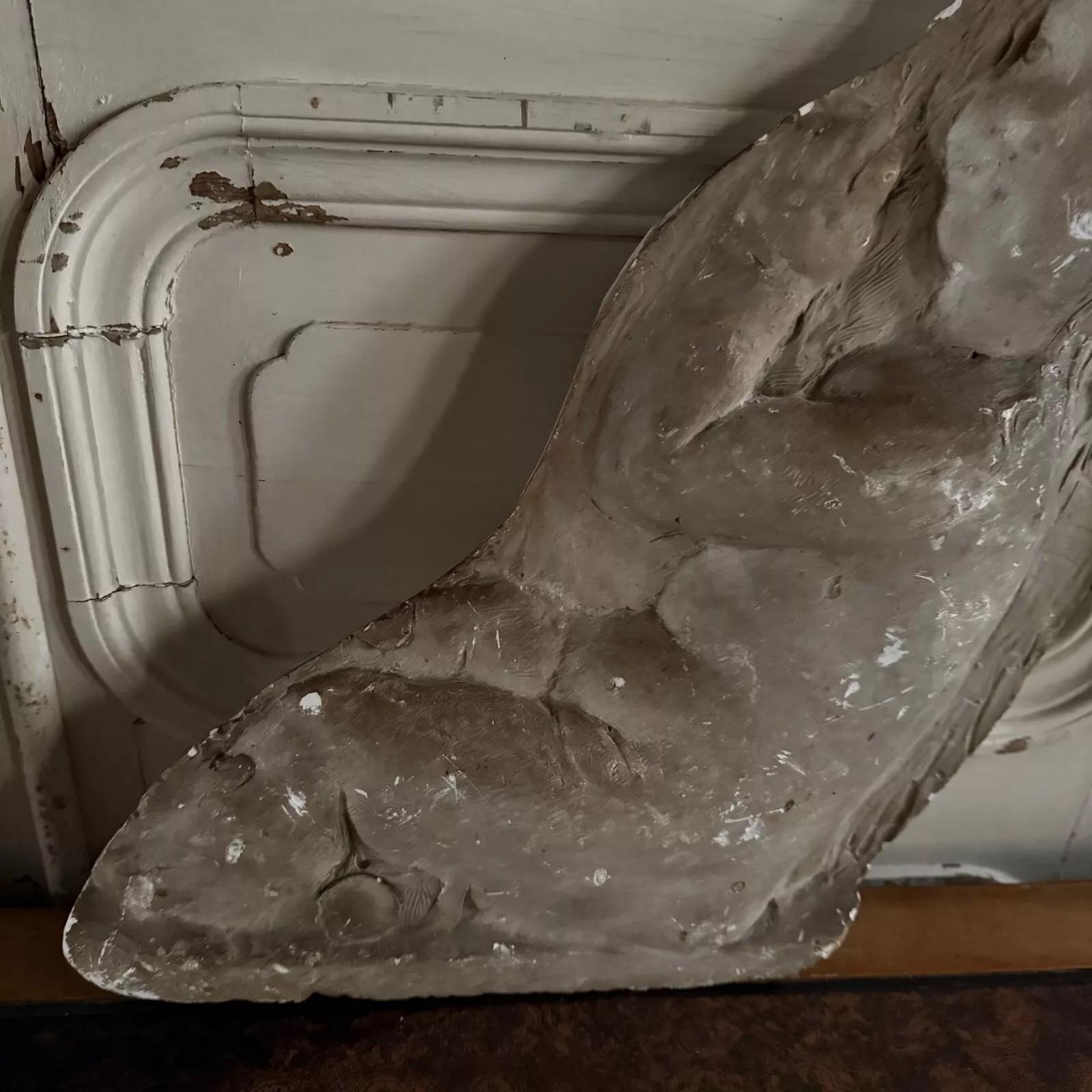 Plaster bas-relief of a baby, attributed to Charles Filleul. (Französisch) im Angebot