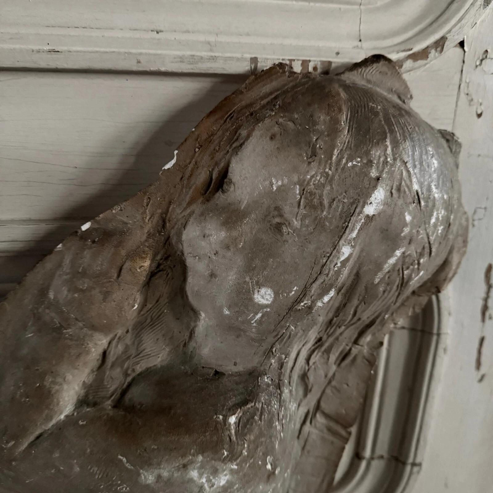 Plaster bas-relief of a baby, attributed to Charles Filleul. im Zustand „Gut“ im Angebot in NANTES, FR