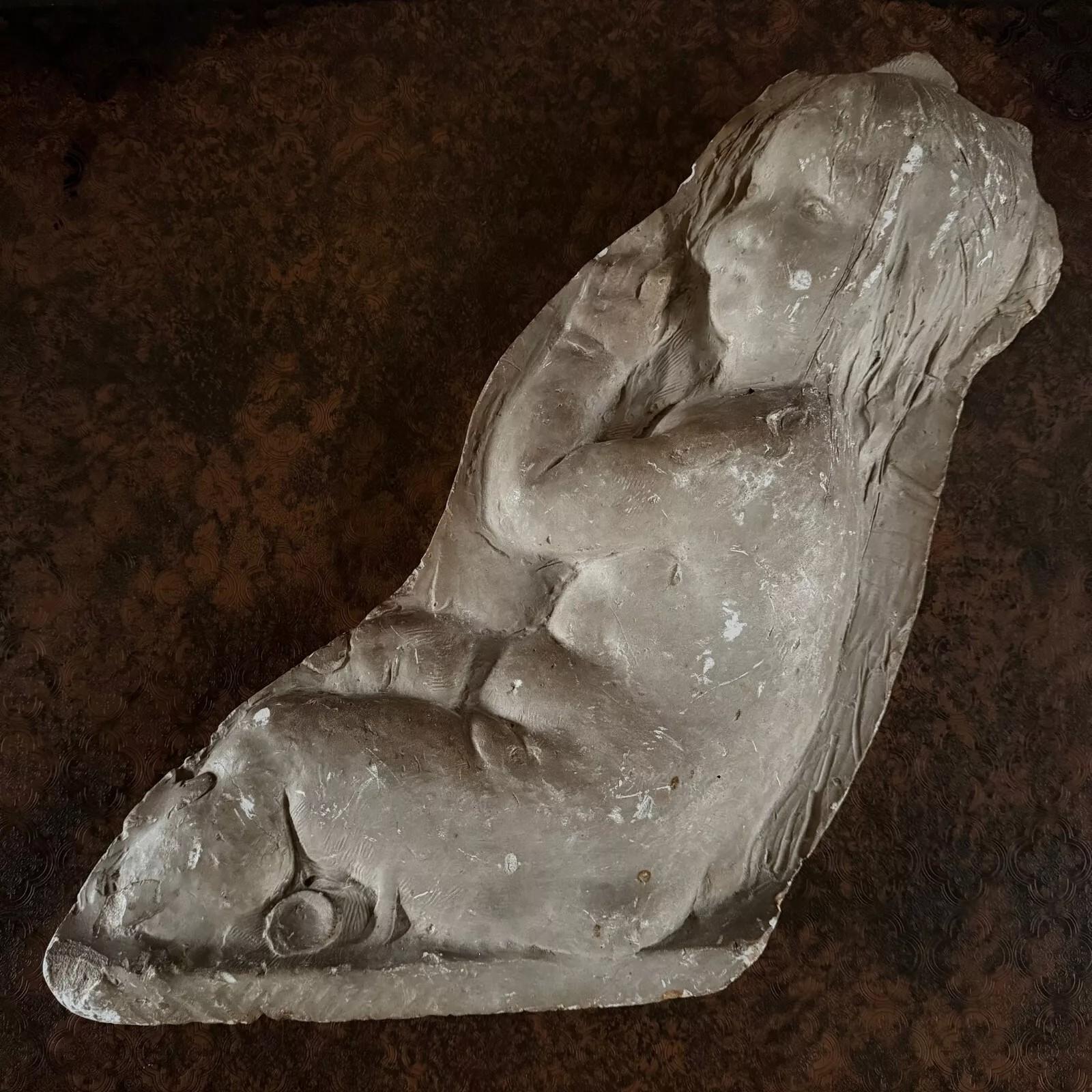 Plaster bas-relief of a baby, attributed to Charles Filleul. (20. Jahrhundert) im Angebot