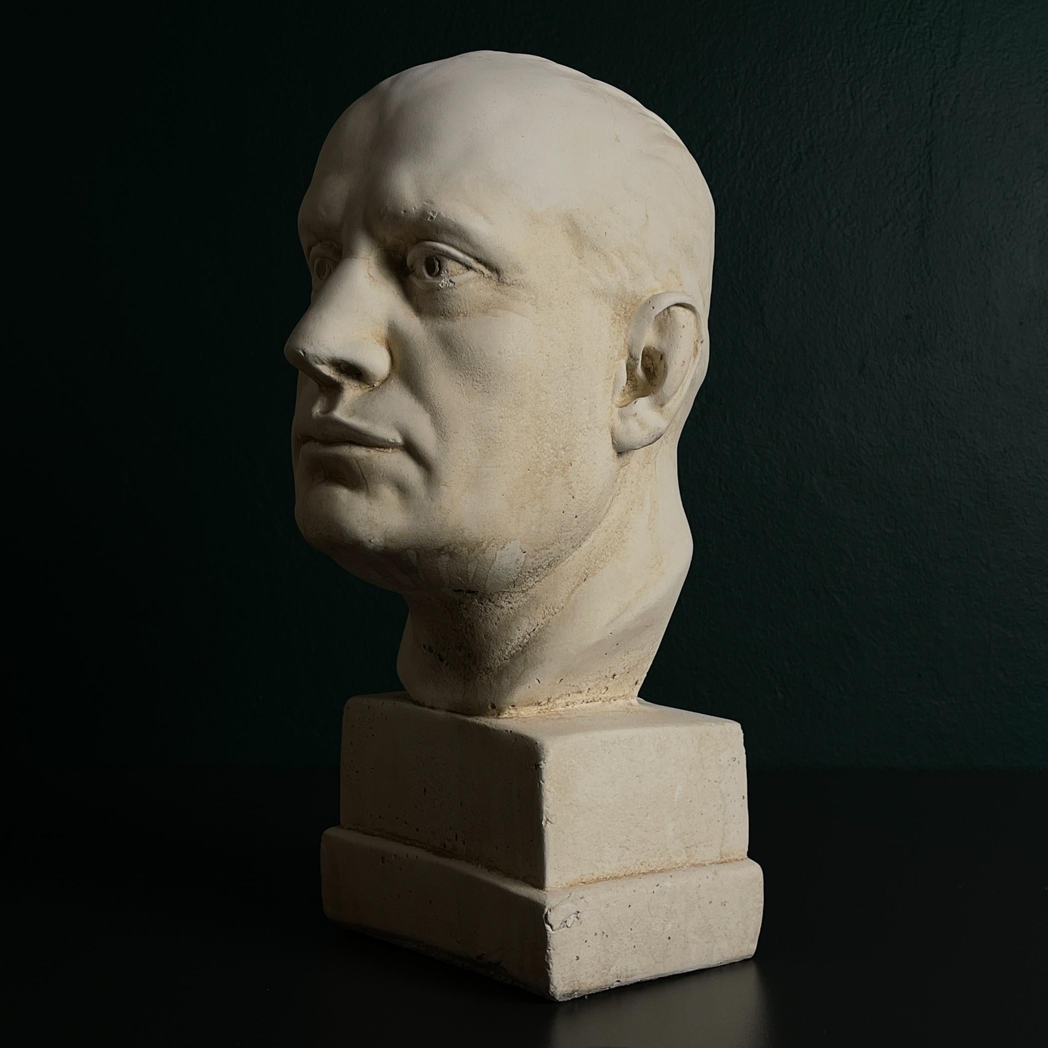 Busto in gesso di Benito Mussolini. Realizzato in Italia negli anni 1930-40.
Buone condizioni vintage.
Dimensioni:
Larghezza: 19 cm
Altezza: 40 cm
Profondità: 22 cm / 8,7 pollici
Il peso del busto è di 16,5 kg.

Offriamo una spedizione sicura in