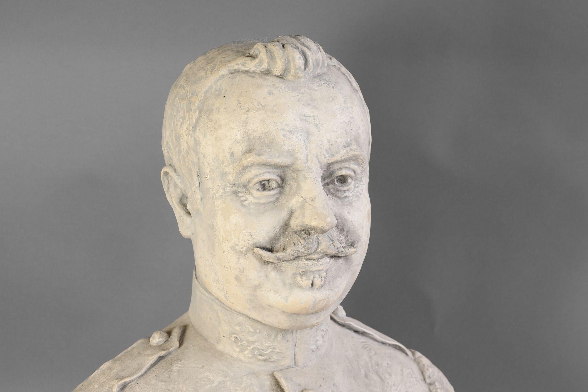 Busto in gesso del leader militare francese. Francia circa 1930.
H. H. x L. 50 cm. x P. 30 cm.