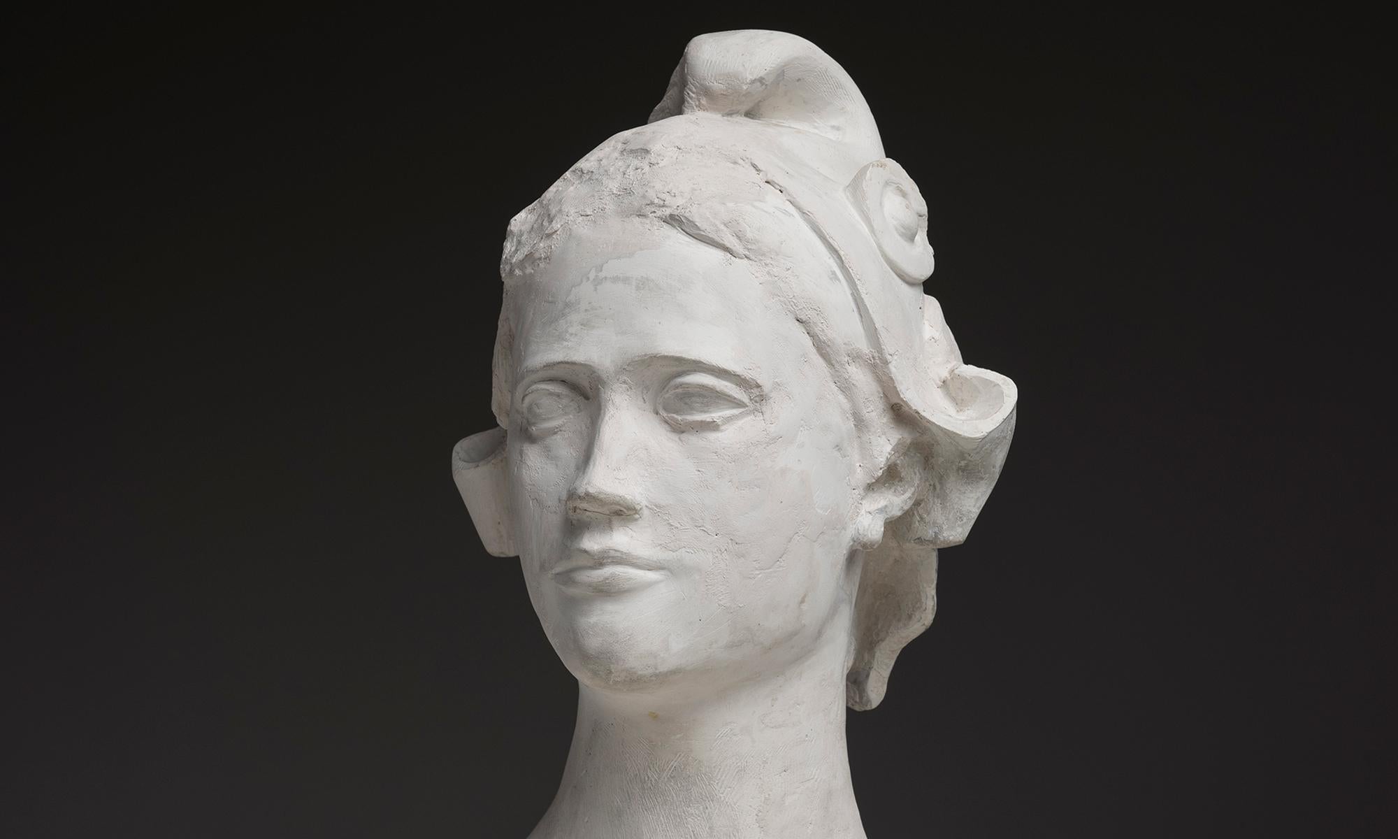 Gipsbüste von Marianne, 34 Zoll groß

Frankreich um 1890

Detaillierte Gipsskulptur der Büste von Marianne.

Maße: 20 