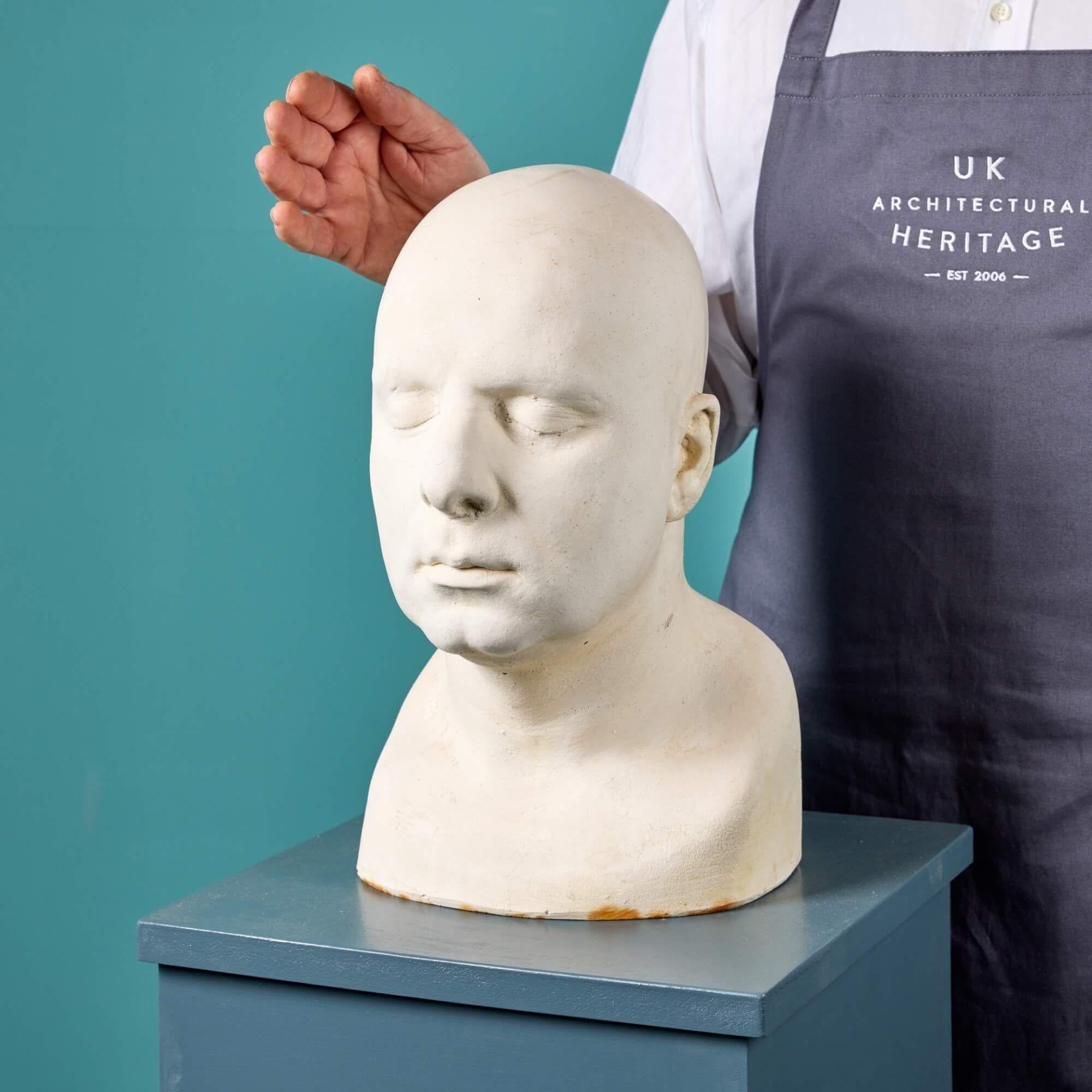 Un affascinante busto in gesso dipinto del XX secolo di Peters Polycarpou, proveniente dalla collezione del truccatore britannico Christopher Tucker. L'attore inglese-cipriota Polycarpou (nato nel 1957) è conosciuto soprattutto per i ruoli nella