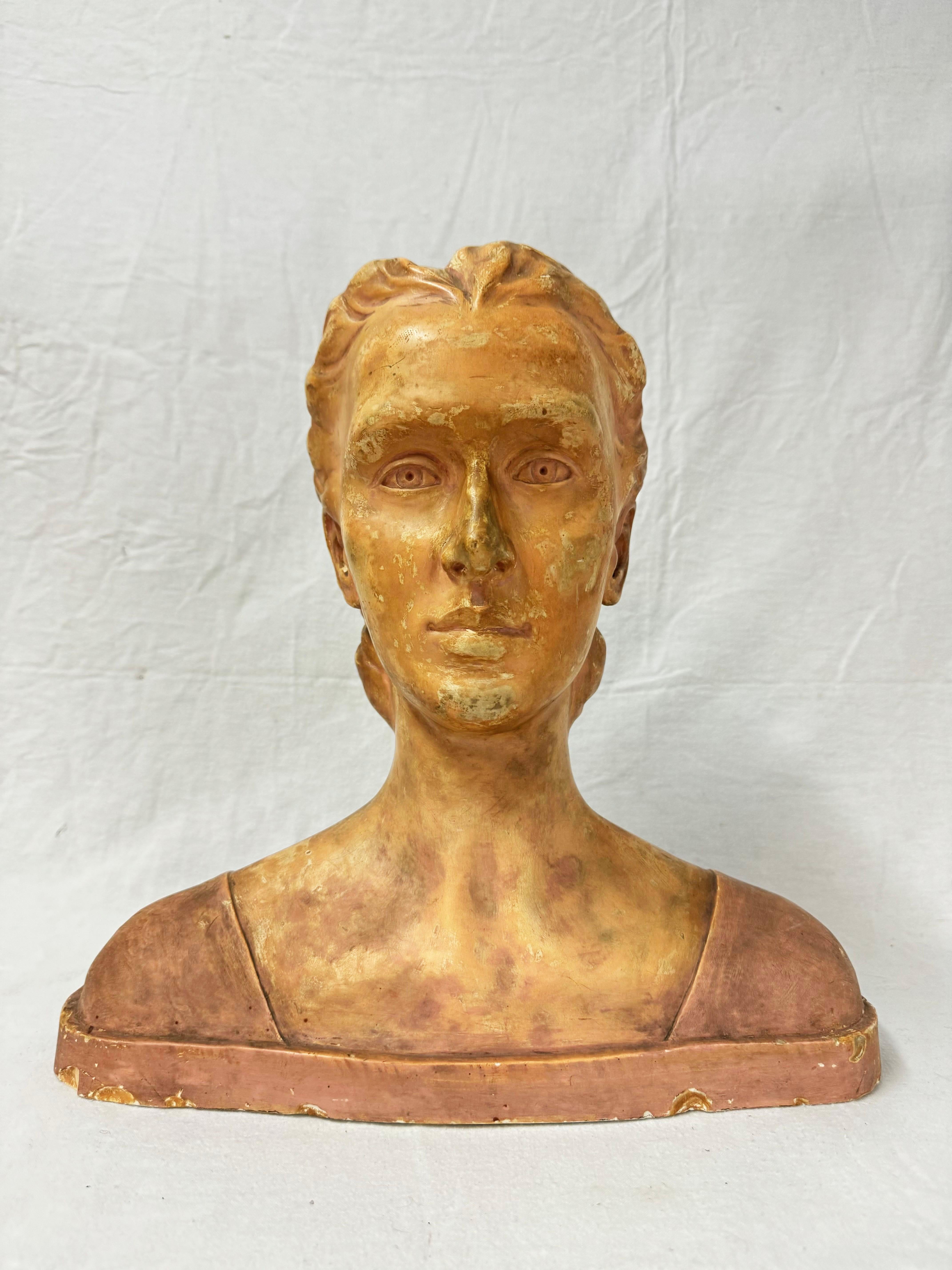 Busto di donna in gesso firmato A Palumbo 1932. Busto di donna elegante e romantico. Un perfetto pezzo da tavolo o da caminetto. 