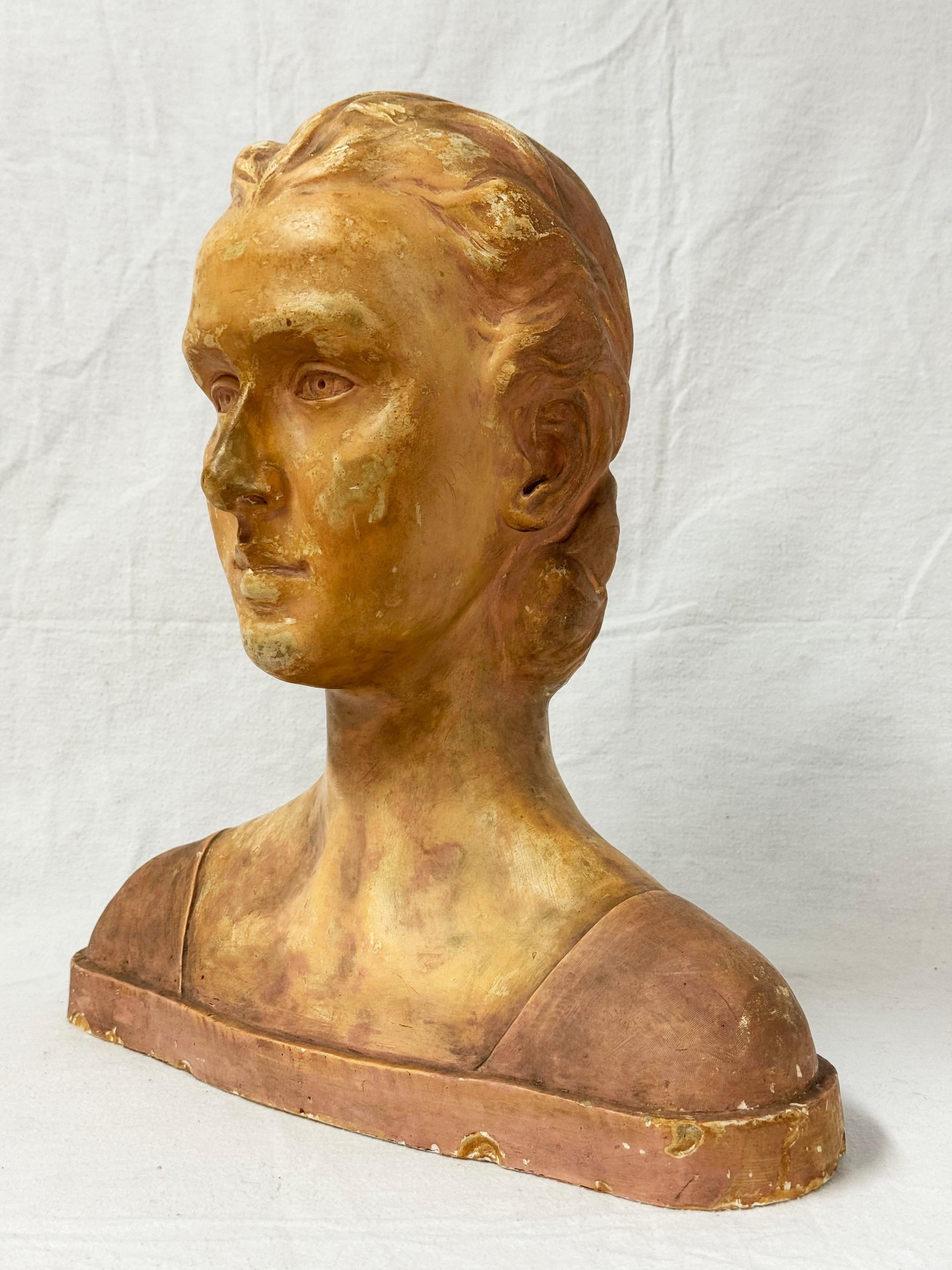 Metà XX secolo Busto in gesso di  Donna firmata A Palumbo 1932 in vendita