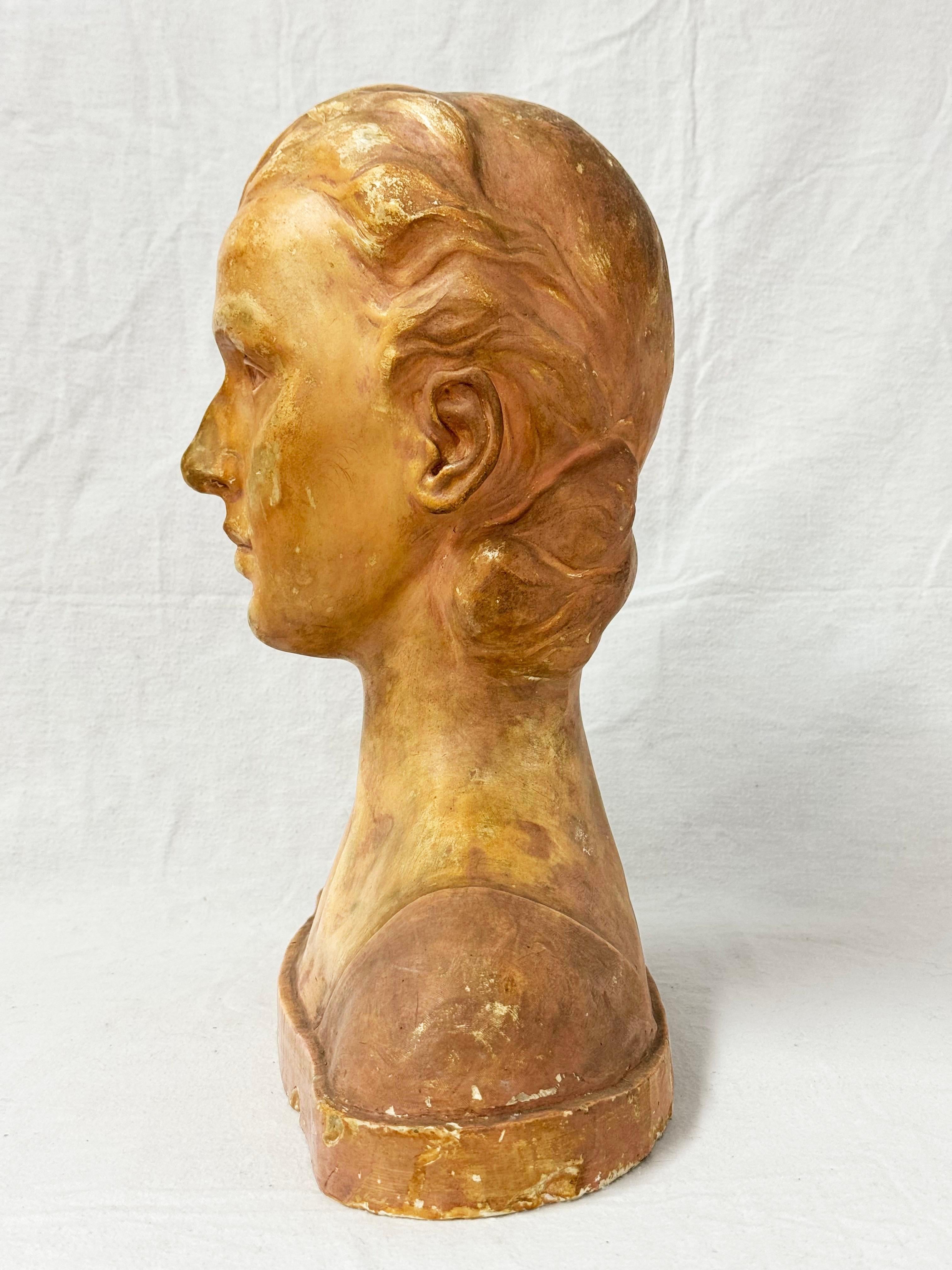 Busto in gesso di  Donna firmata A Palumbo 1932 in vendita 1