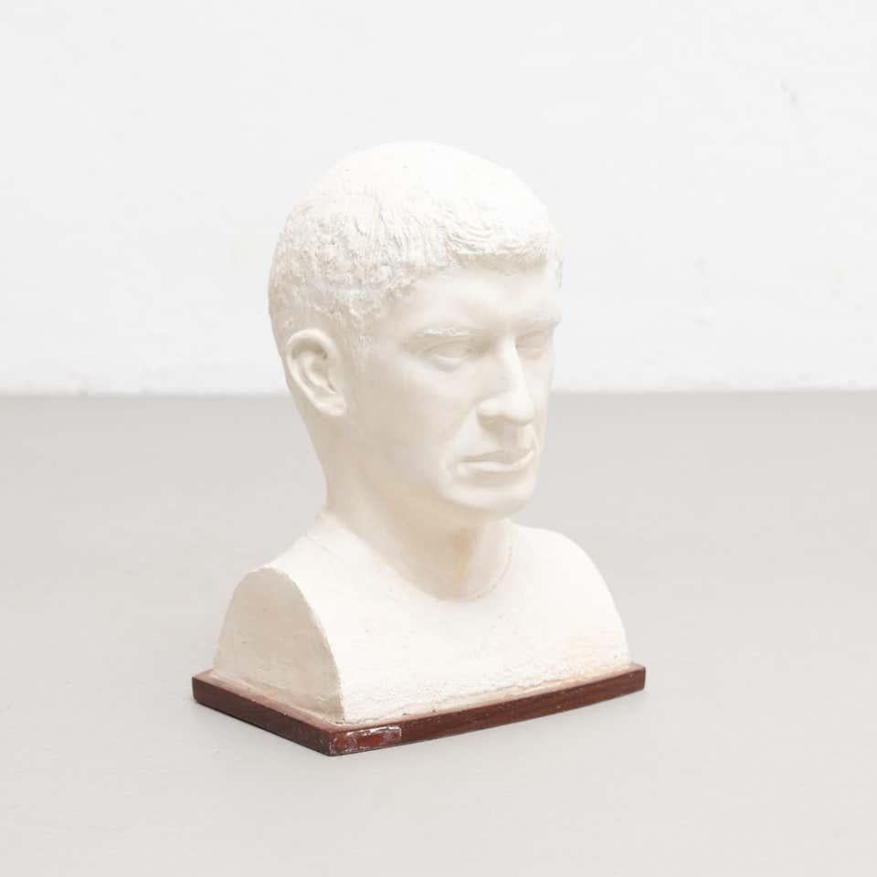 Mid-20th century plater bust sculpture of a man.

Made in Spain, circa 1960.

In original condition, with minor wear consistent with age and use, preserving a beautiful patina.

Materials:
Plaster.