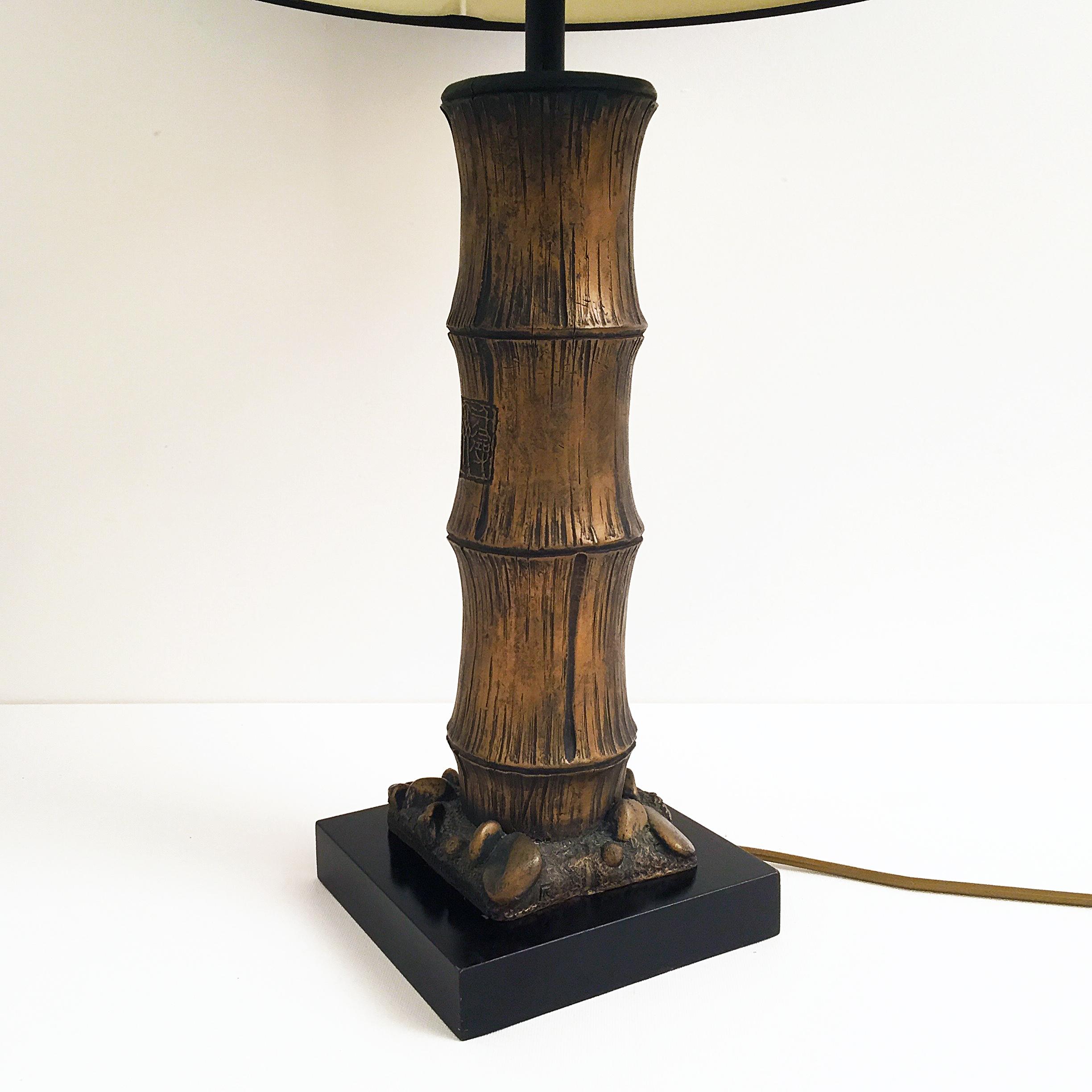 Bois Lampe de bureau vintage rétro Hollywood Regency du milieu du siècle dernier en plâtre sculpté et faux bambou en vente