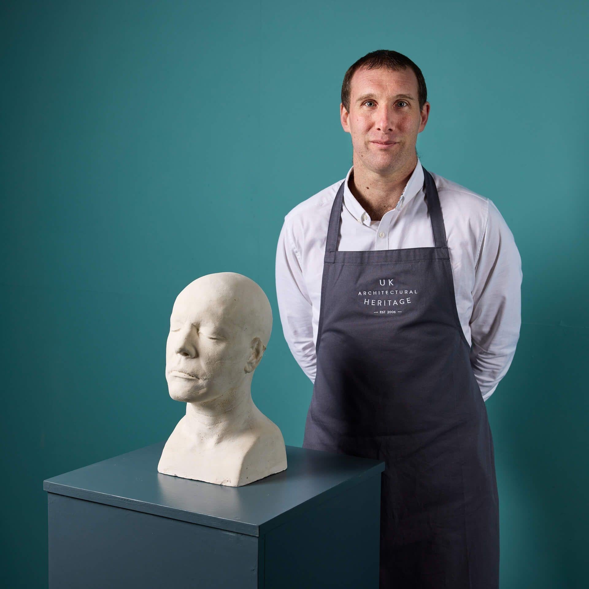 Ein faszinierender Gesichtsabdruck aus Gips aus dem 20. Jahrhundert von einem nicht identifizierten männlichen Schauspieler aus der Sammlung des britischen Maskenbildners Christopher Tucker. Dies ist nur eine von vielen Gesichtsabgüssen und