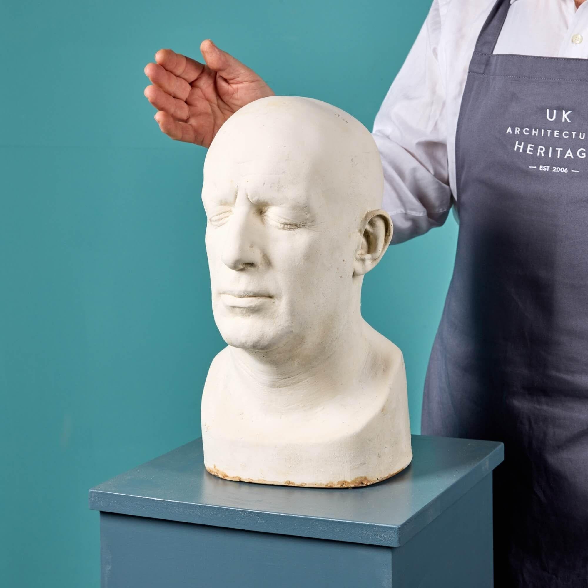 Un affascinante calco in gesso del 20° secolo di un attore maschile non identificato, proveniente dalla collezione del truccatore britannico Christophe Tucker. Questo è solo uno dei tanti calchi facciali e busti in gesso che stiamo vendendo dalla