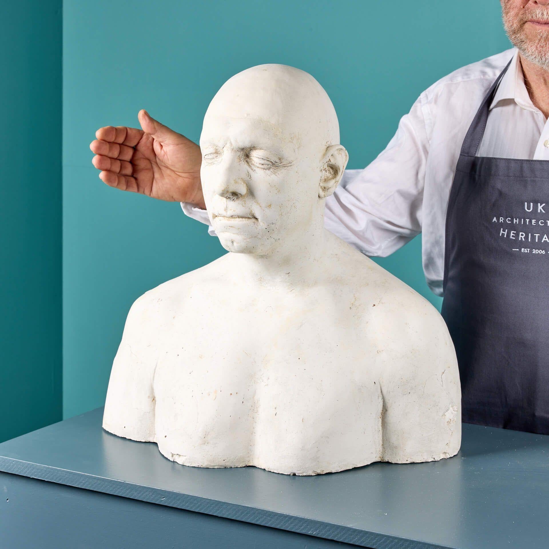 Un affascinante calco in gesso del 20° secolo di un attore maschile non identificato, proveniente dalla collezione del truccatore britannico Christophe Tucker. Questo è solo uno dei tanti calchi facciali e busti in gesso che stiamo vendendo dalla