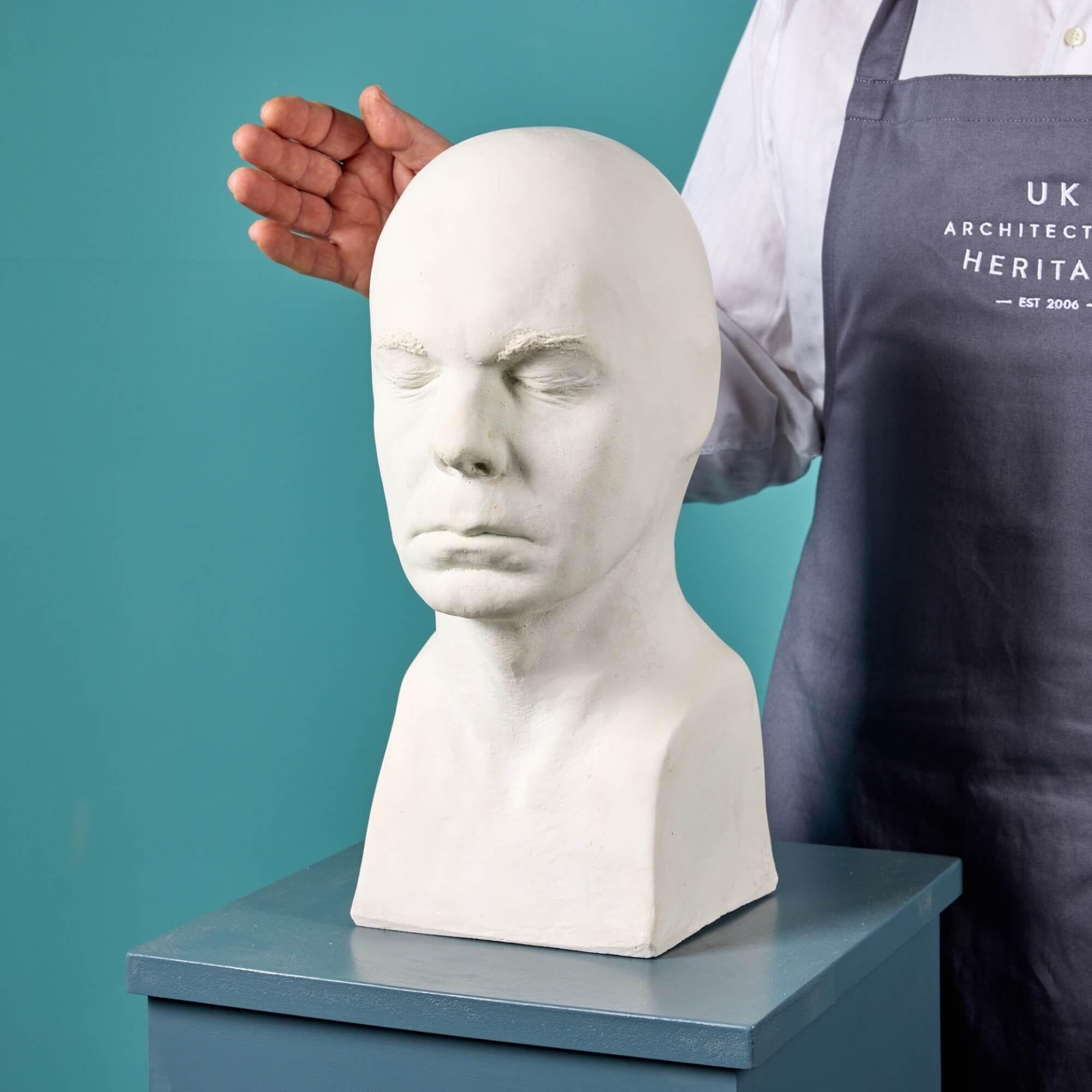 Un affascinante calco in gesso del 20° secolo di un attore maschile non identificato, proveniente dalla collezione del truccatore britannico Christophe Tucker. Questo è solo uno dei tanti calchi facciali e busti in gesso che stiamo vendendo dalla