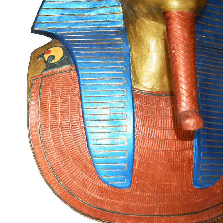 Égyptien Buste mural égyptien en plâtre suspendu du roi Toutânkhamon en vente