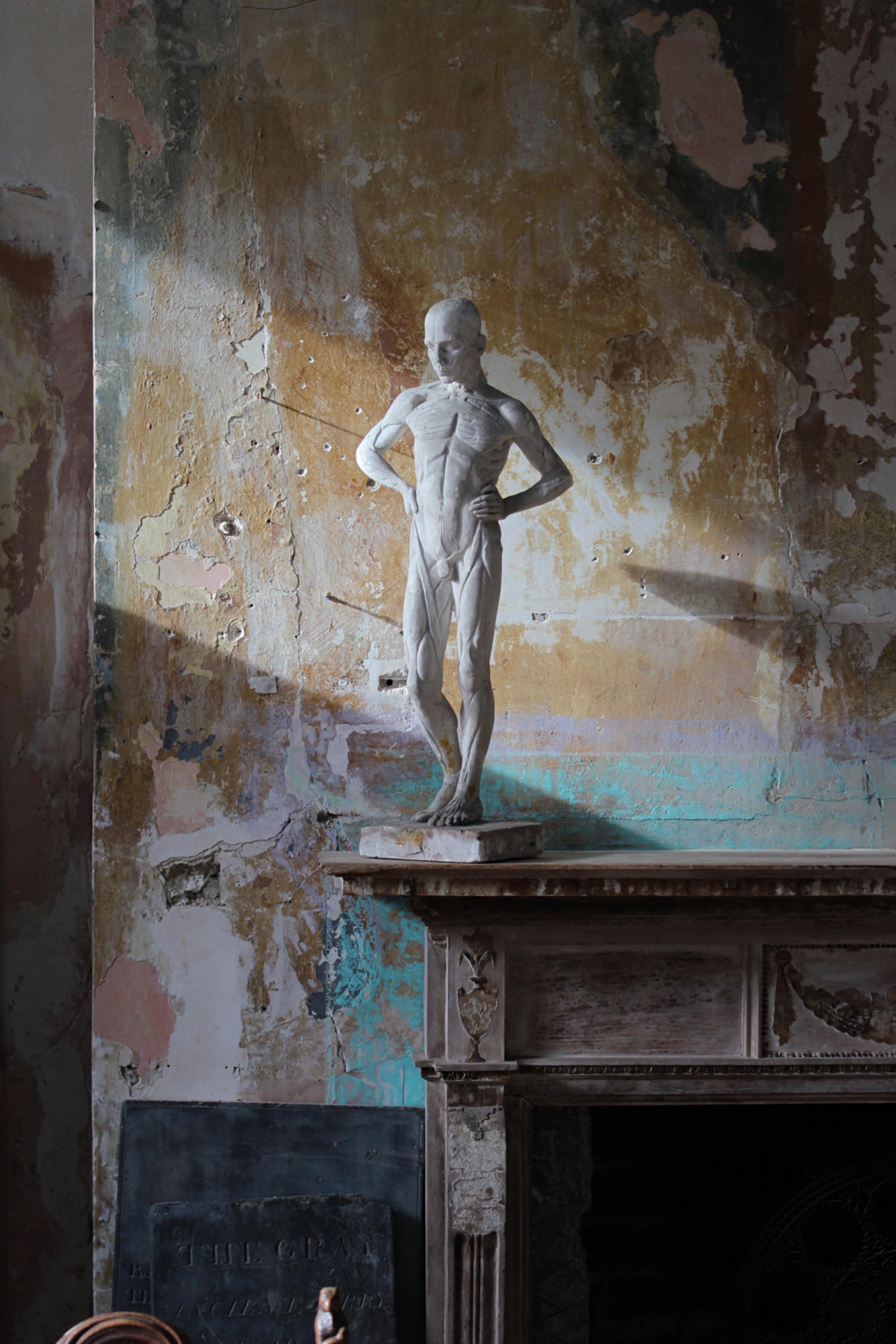 Escultura en plata del siglo XX, obra de Mary Boyd, firmada y fechada en la base en 1931, muy al estilo de Jean-Antoine Houdon y su L'Ecorché. Decoloración relacionada con la edad, manchas, mordiscos y golpes. 

68 cm de altura 
17 cm de ancho en la