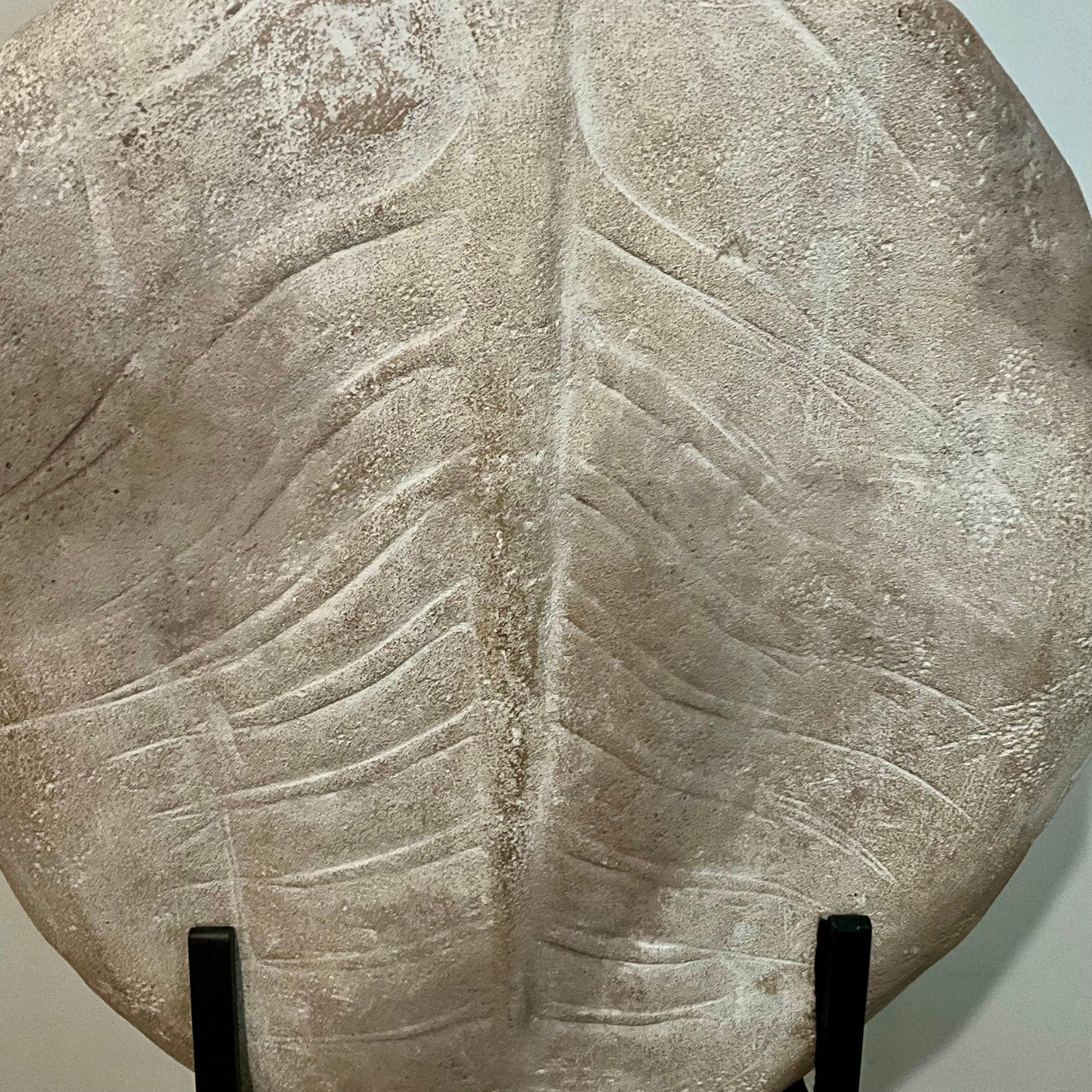 Hollywood Regency Scultura di finto guscio di tartaruga in gesso su supporto da museo personalizzato, organico moderno in vendita