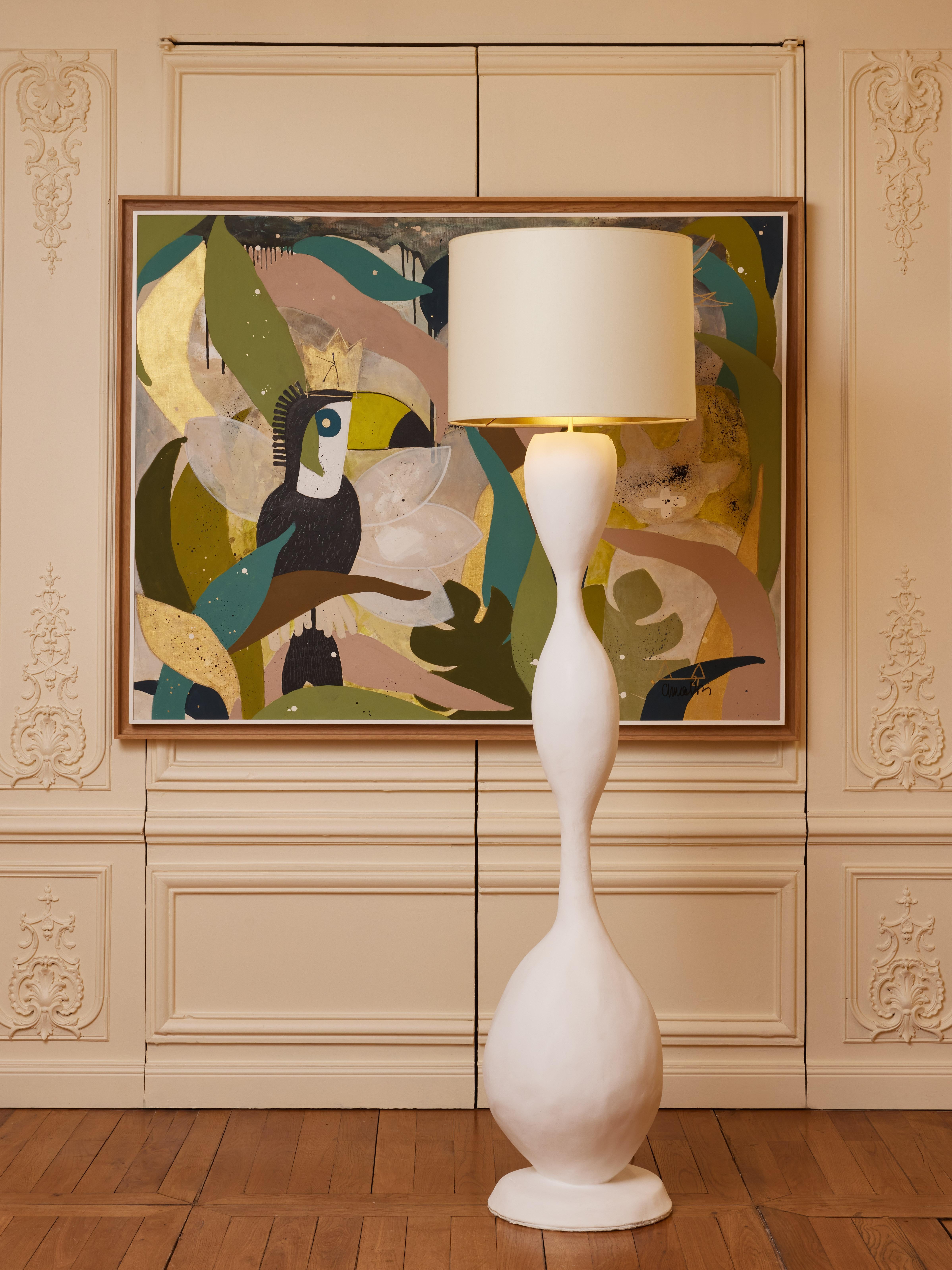 Floor-lamp in sculpted plaster signed by the artist Florence Vial.
France, 2024

Dimensions: Diam 32 x H 187 cm (with shade)